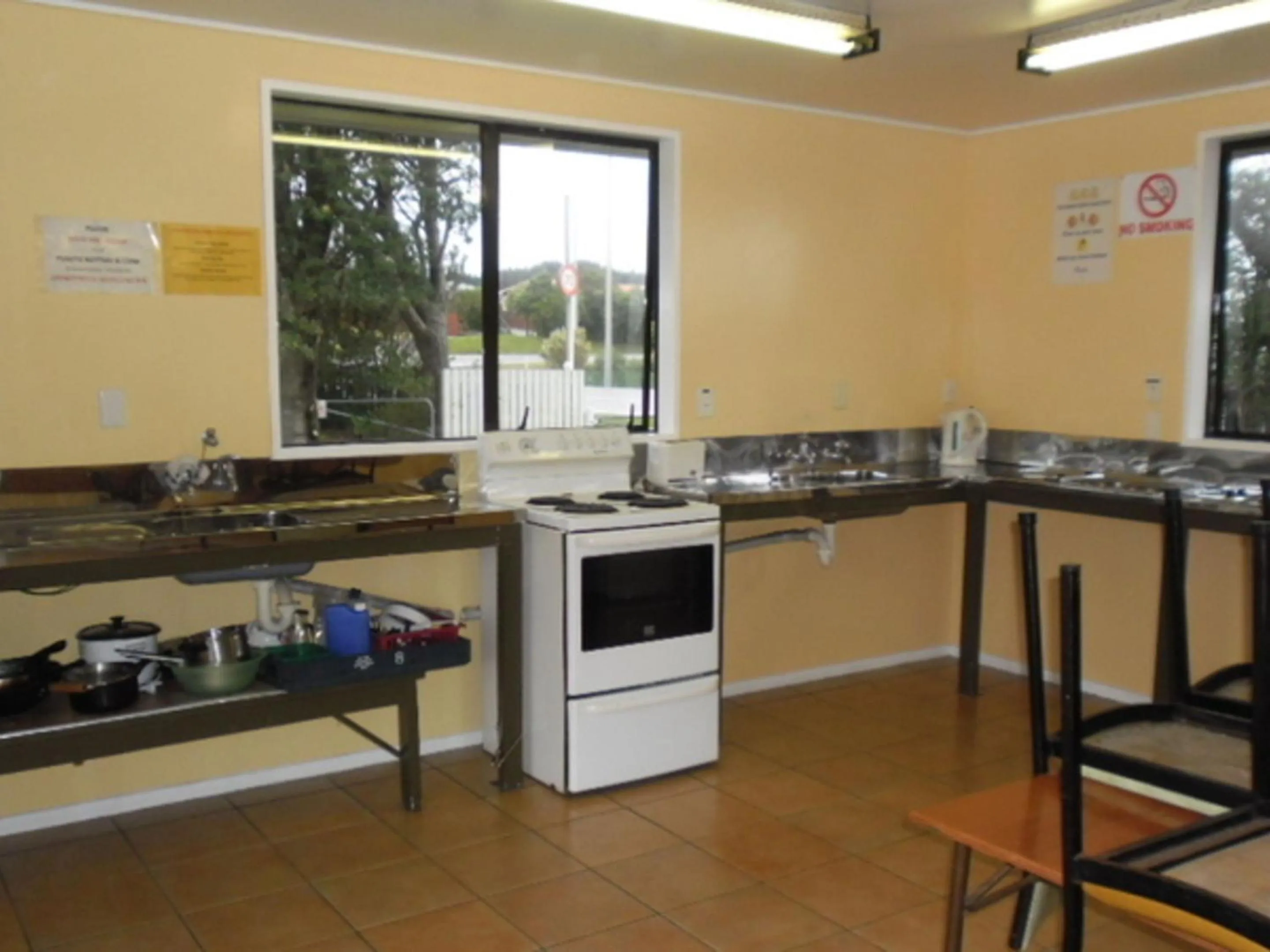 Communal kitchen in Greymouth Kiwi Holiday Park & Motels