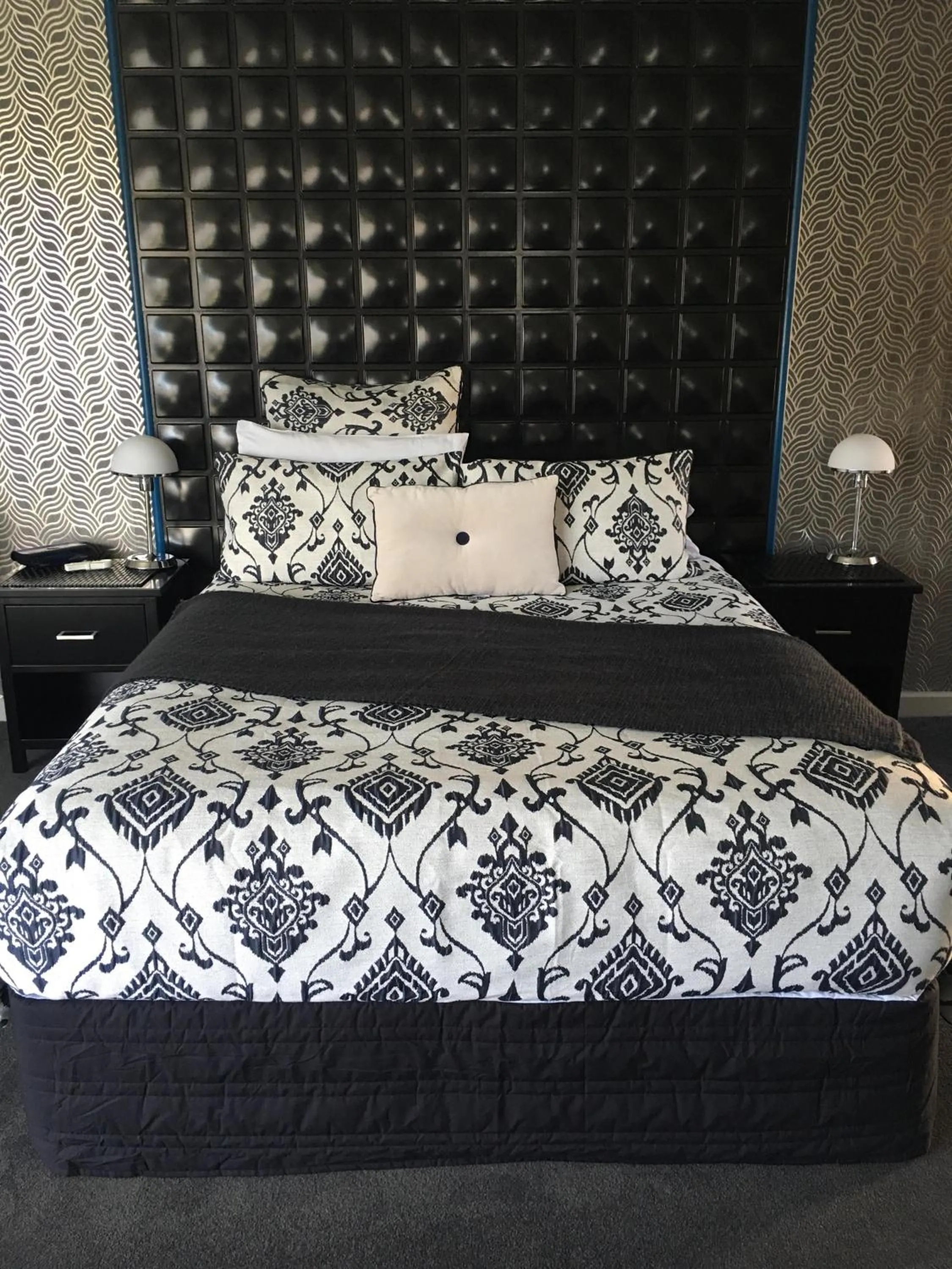 Bed in Deco City Motor Lodge