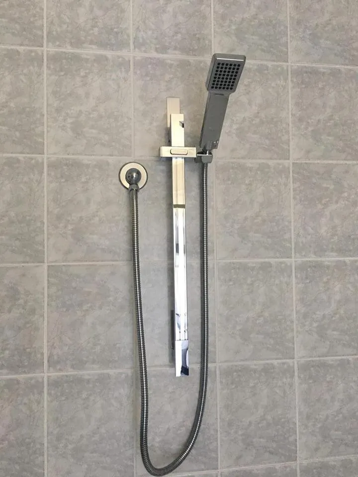 Shower in Deco City Motor Lodge