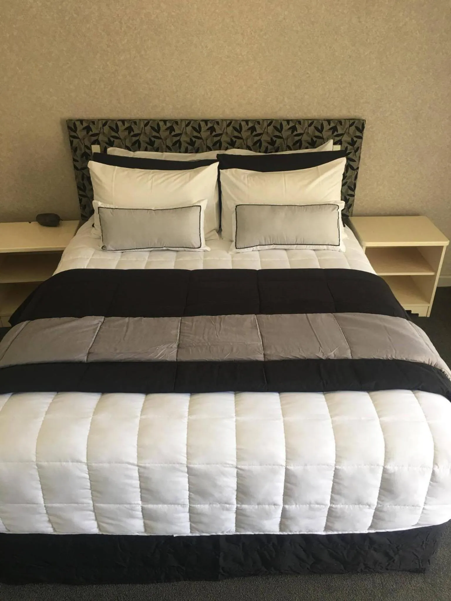 Bed in Deco City Motor Lodge