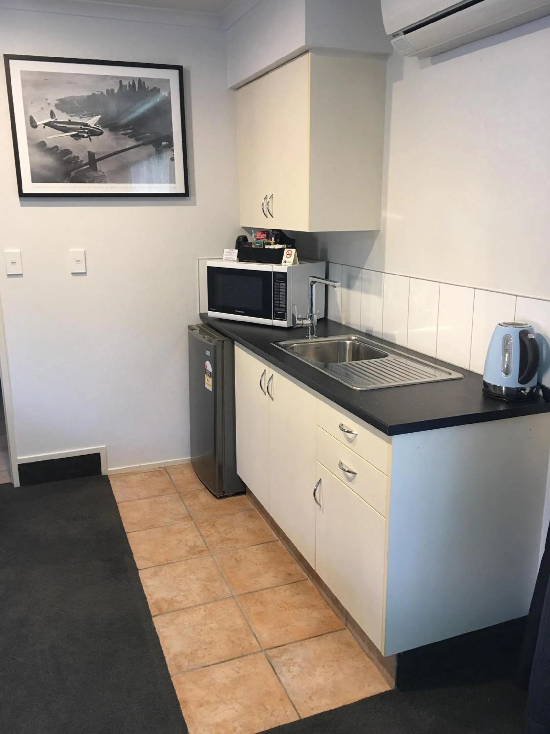 Kitchen or kitchenette in Deco City Motor Lodge