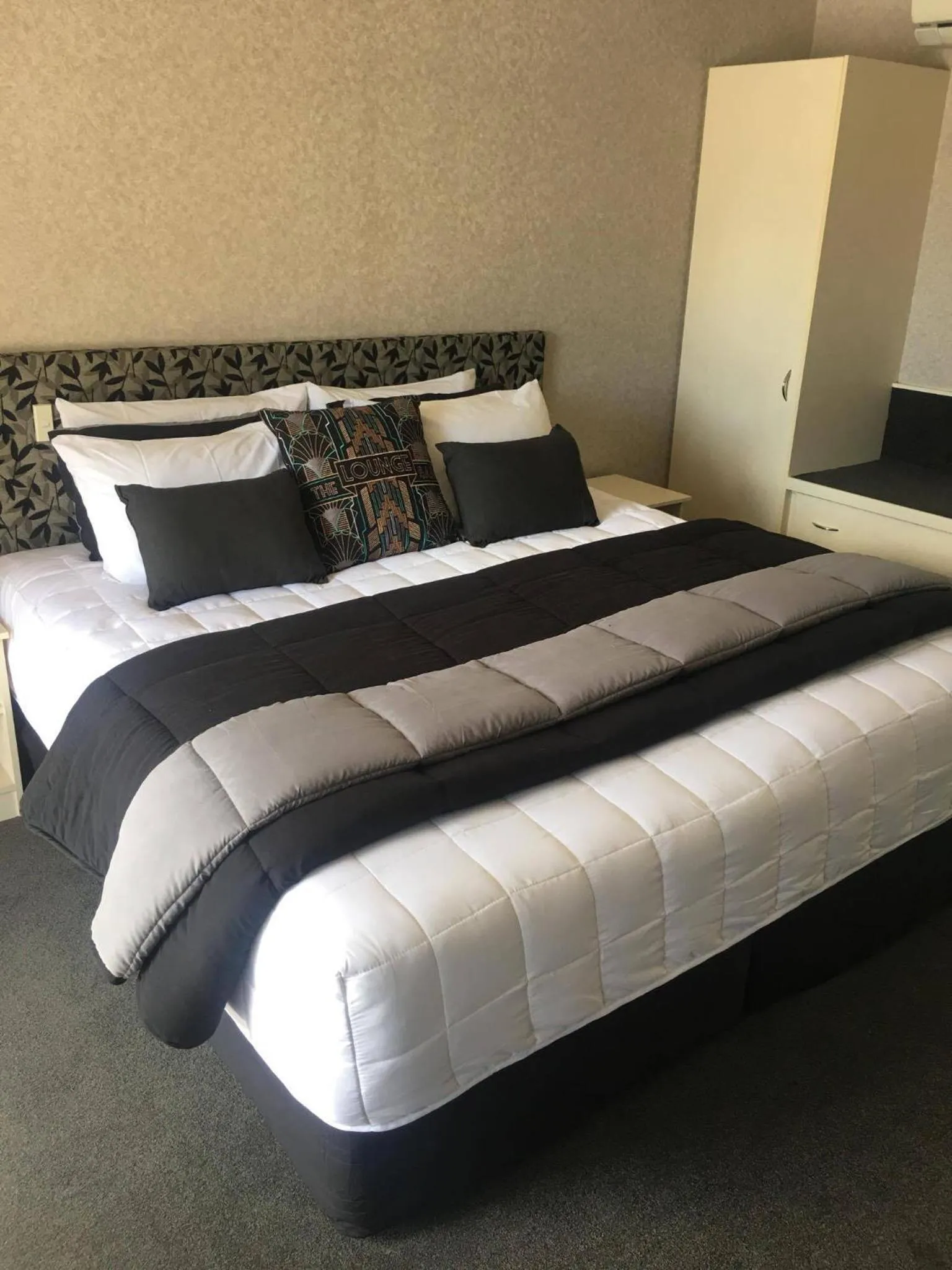 Bed in Deco City Motor Lodge