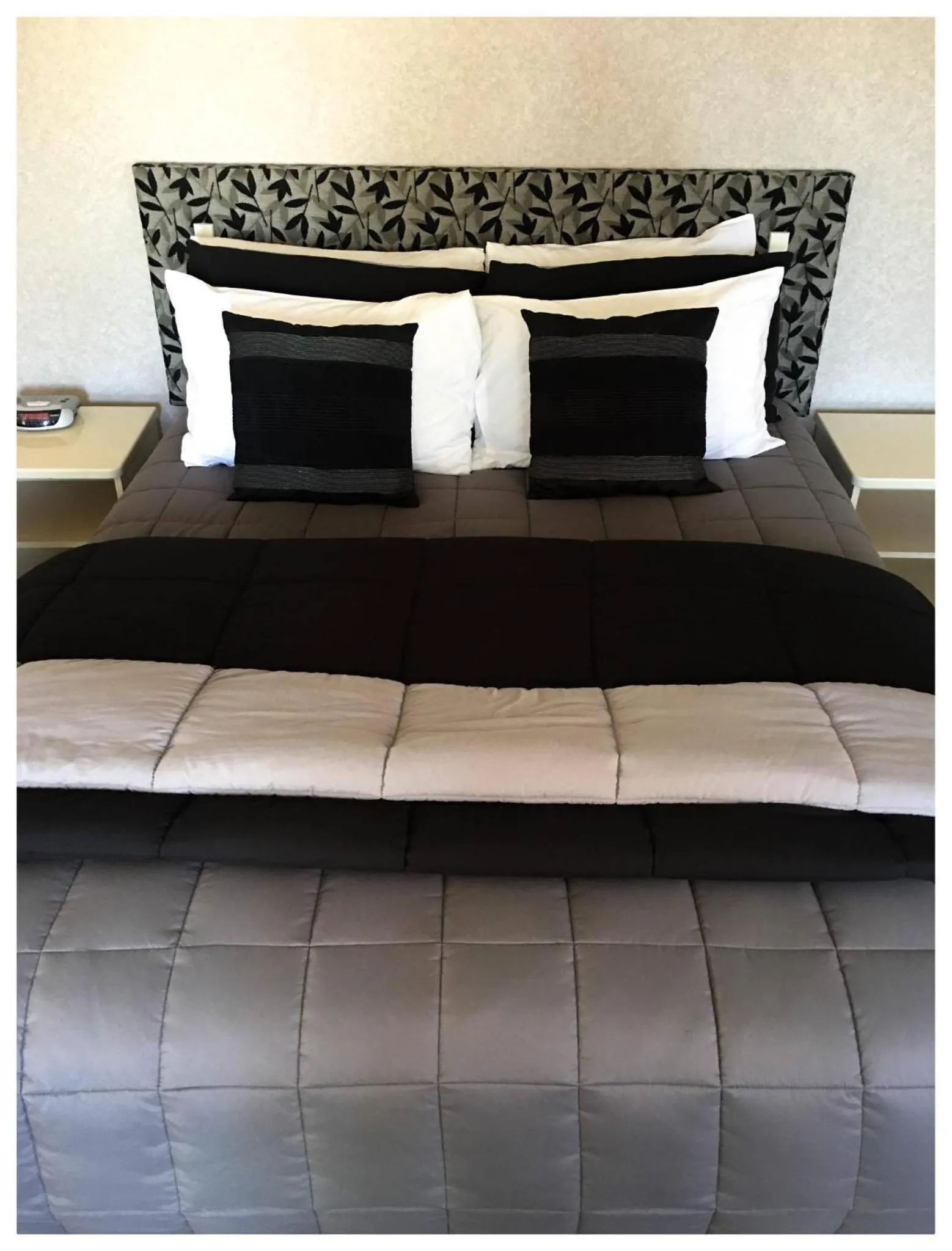 Bed in Deco City Motor Lodge