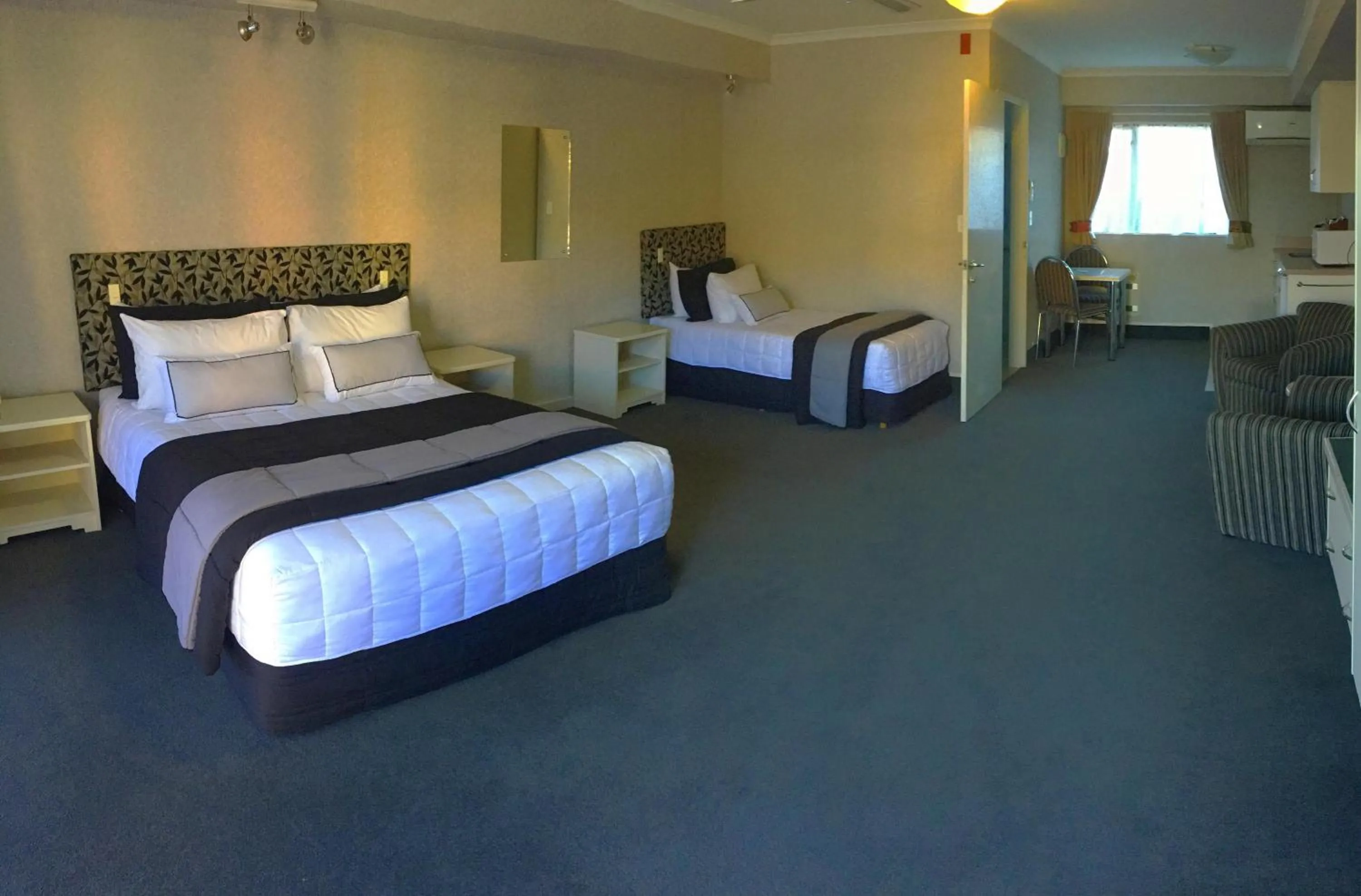 Bedroom, Bed in Deco City Motor Lodge