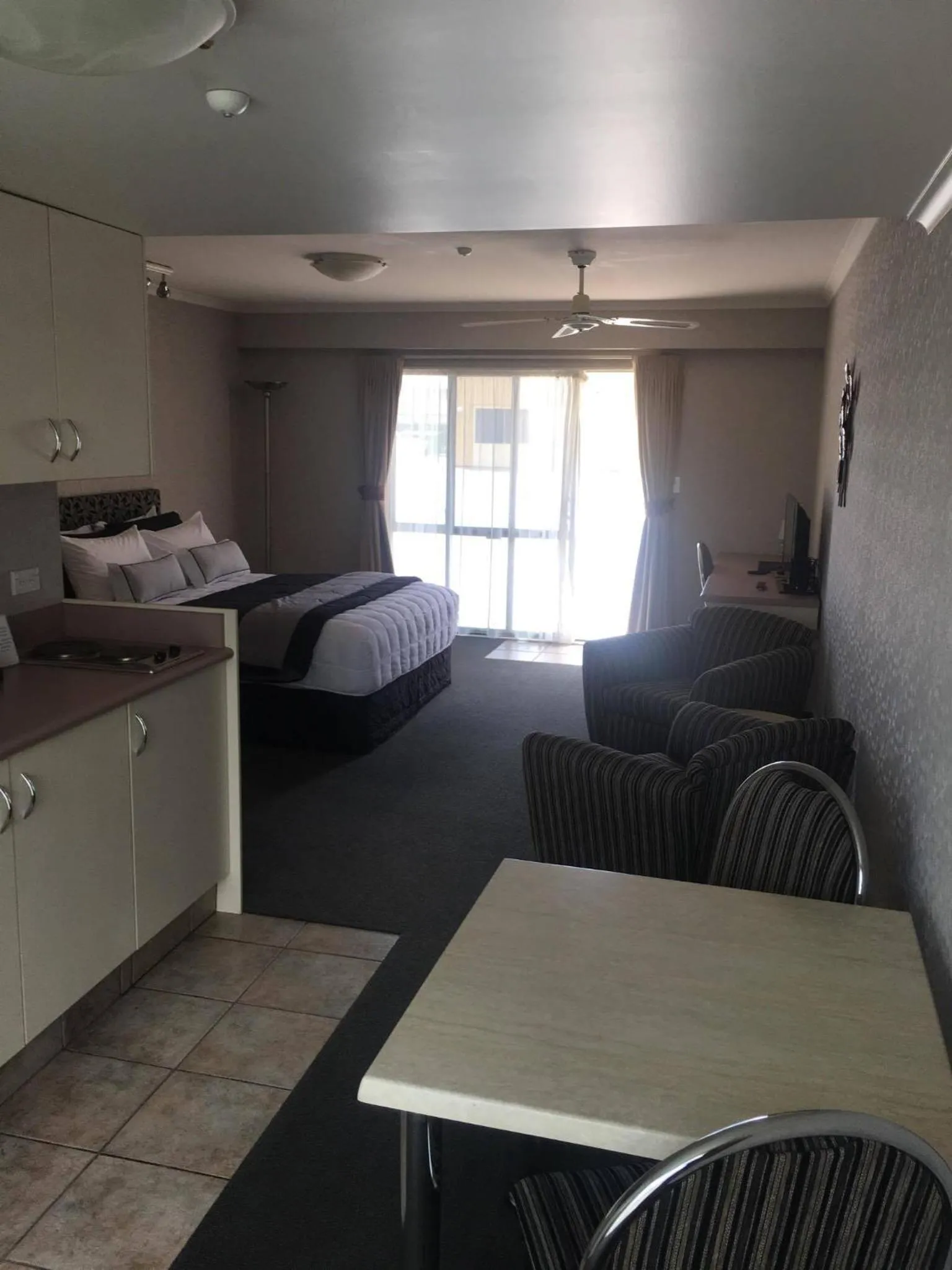 Living room, Bed in Deco City Motor Lodge