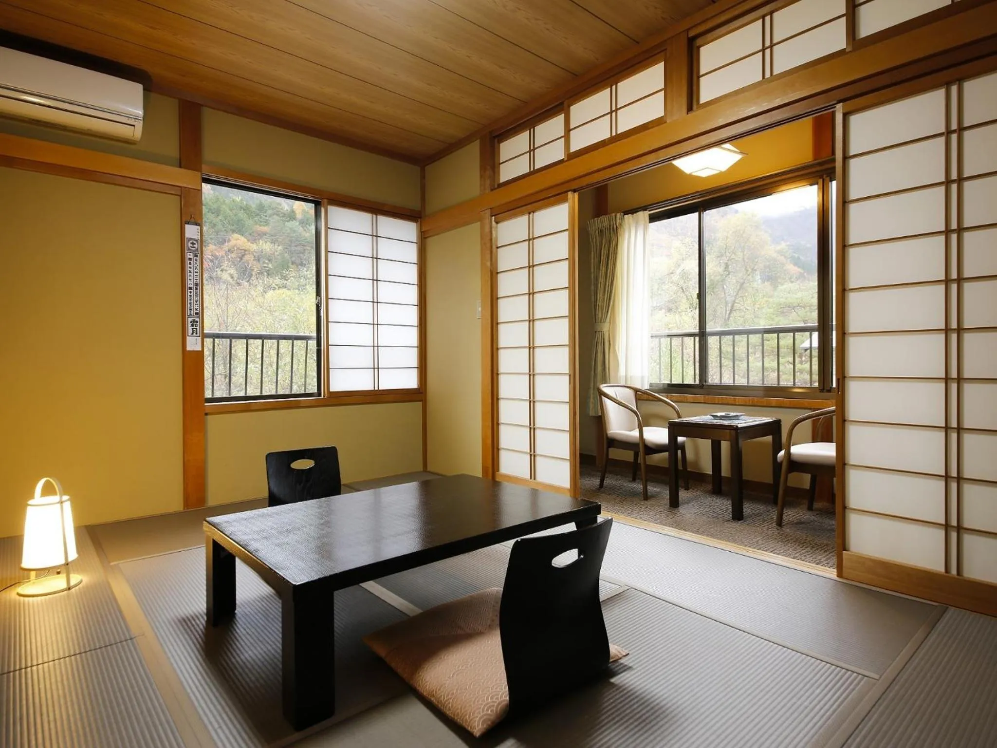 Seating area in Ryokan Kutsuroginoya Yuu