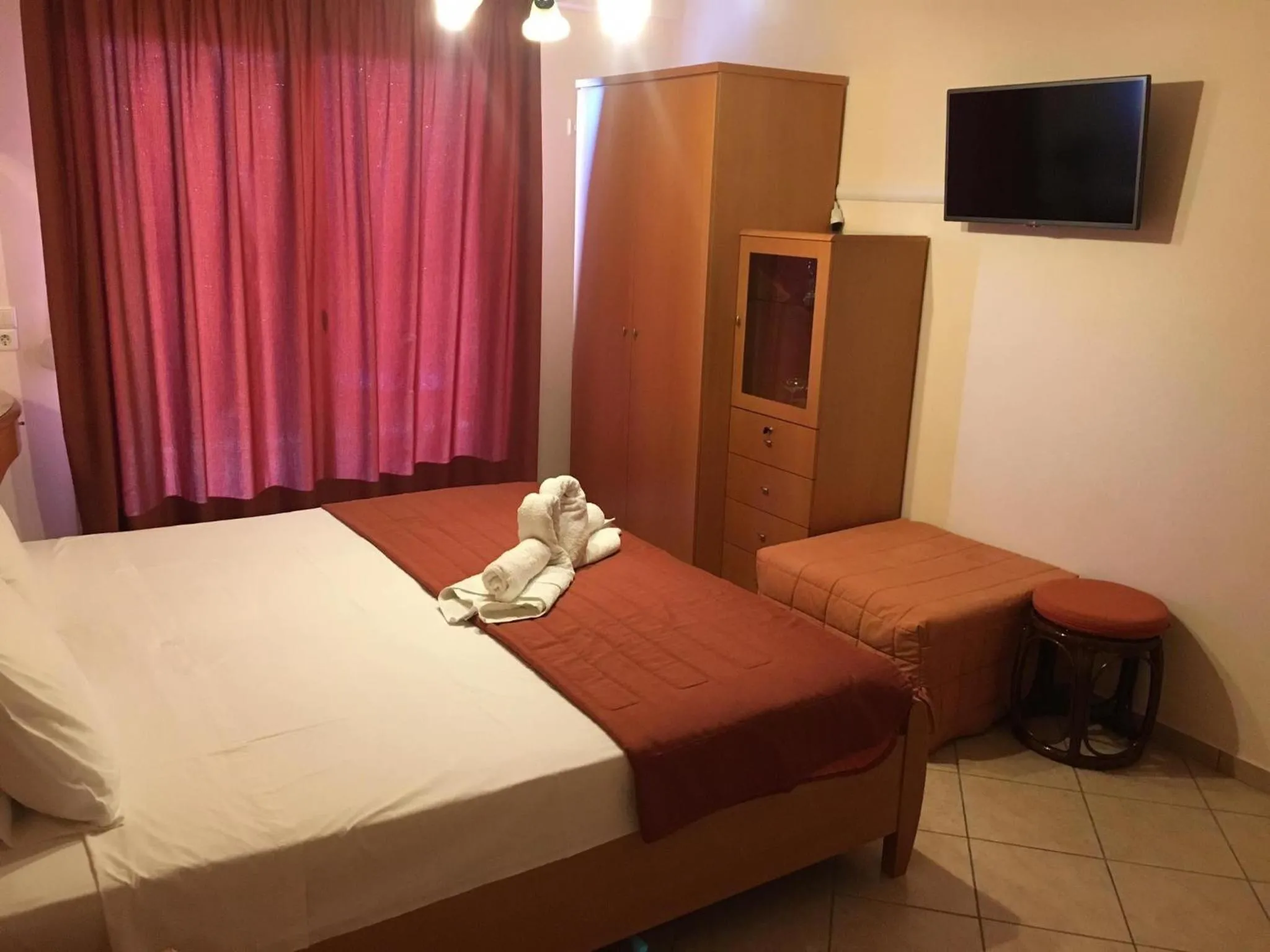 Photo of the whole room, Bed in Studio Konstantinos