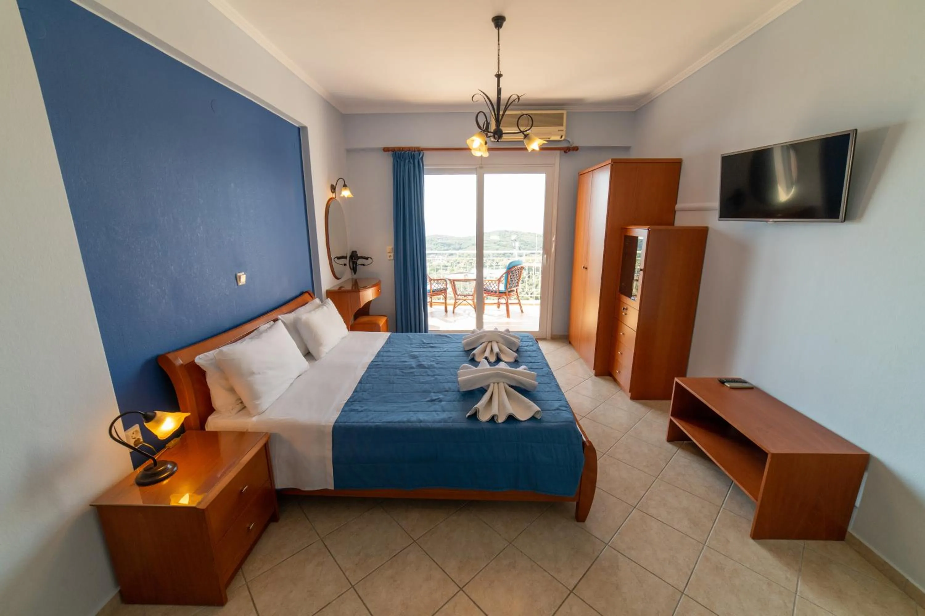 Photo of the whole room, Bed in Studio Konstantinos