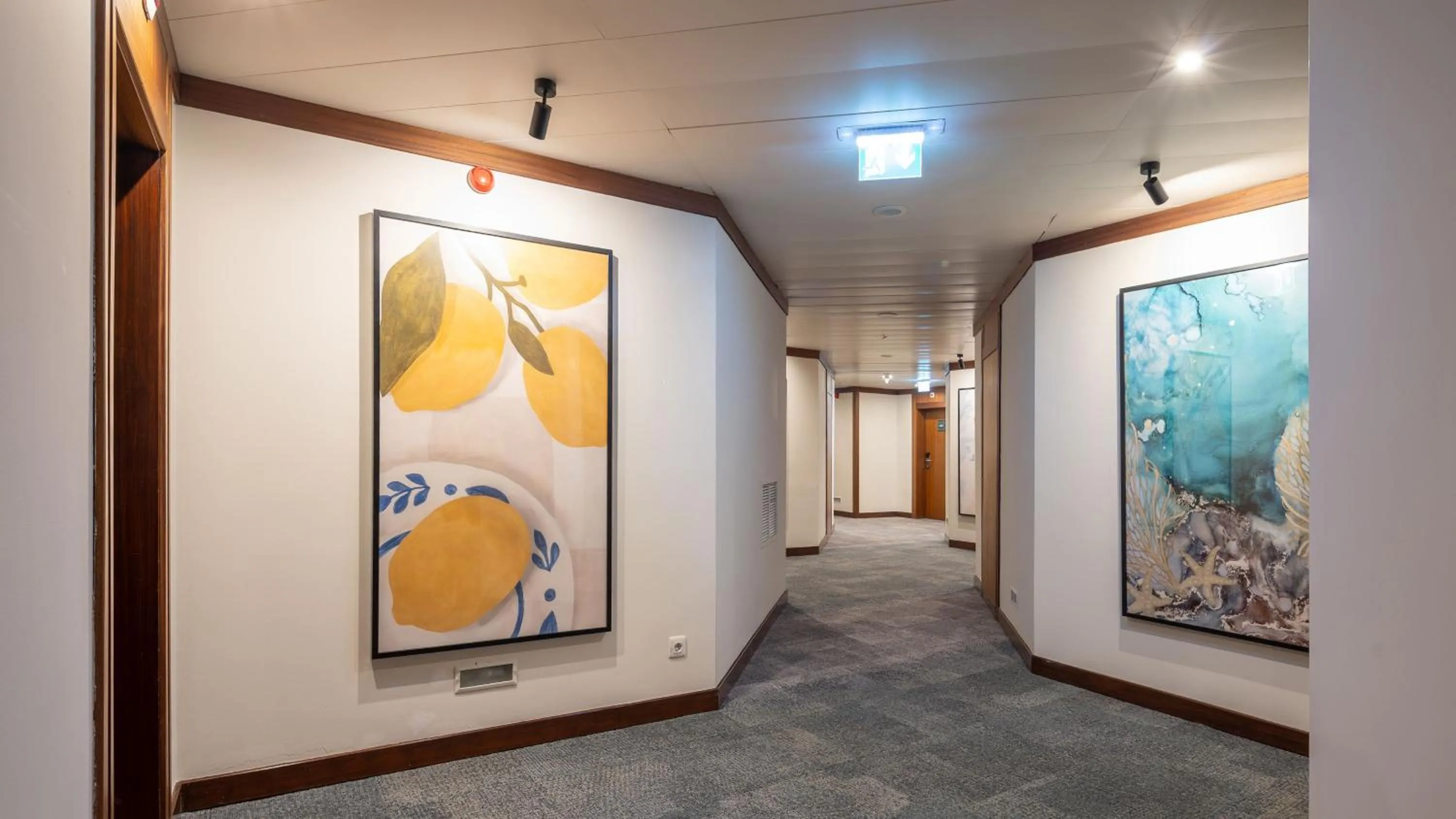 Lobby or reception in Holiday Inn Algarve Albufeira by IHG