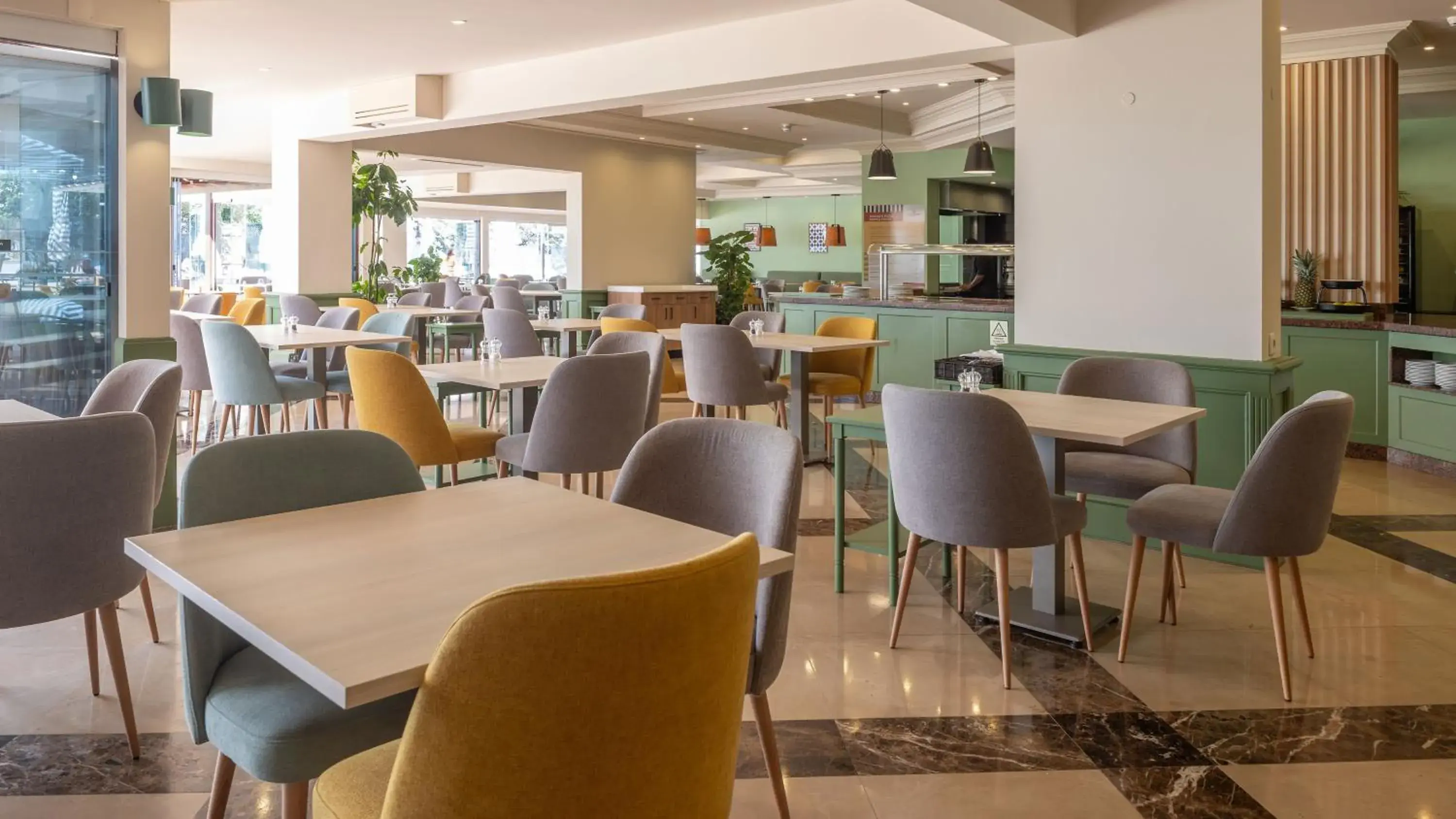 Restaurant/places to eat in Holiday Inn Algarve Albufeira by IHG Restaurant/places to eat in Holiday Inn Algarve Albufeira by IHG