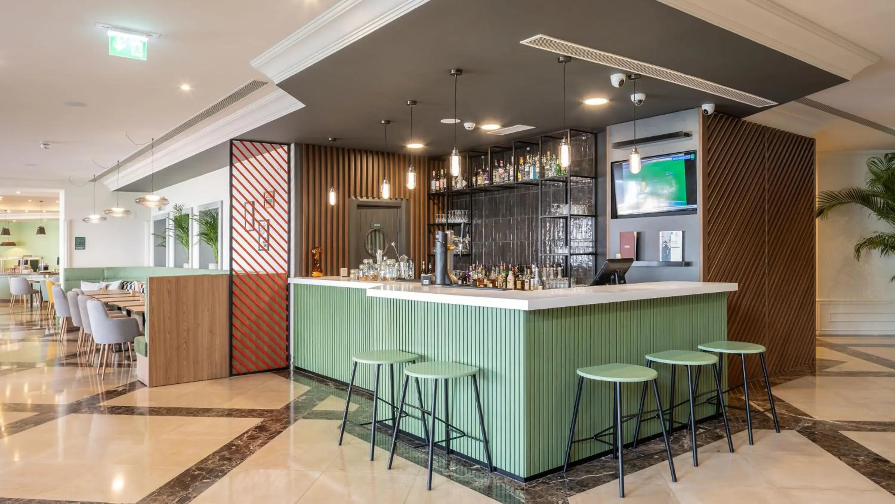 Lounge or bar in Holiday Inn Algarve Albufeira by IHG Lounge or bar in Holiday Inn Algarve Albufeira by IHG