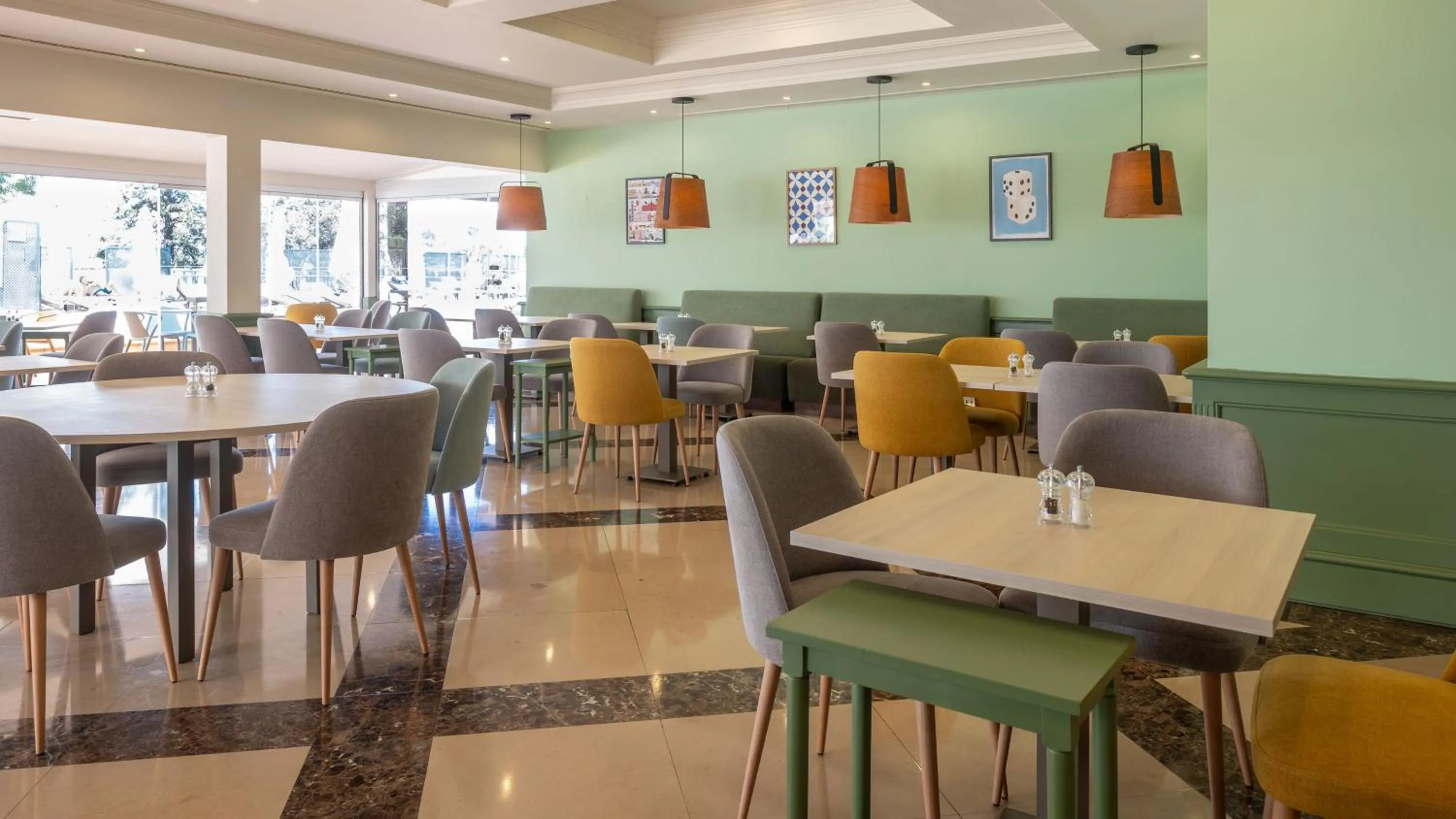 Restaurant/places to eat in Holiday Inn Algarve Albufeira by IHG