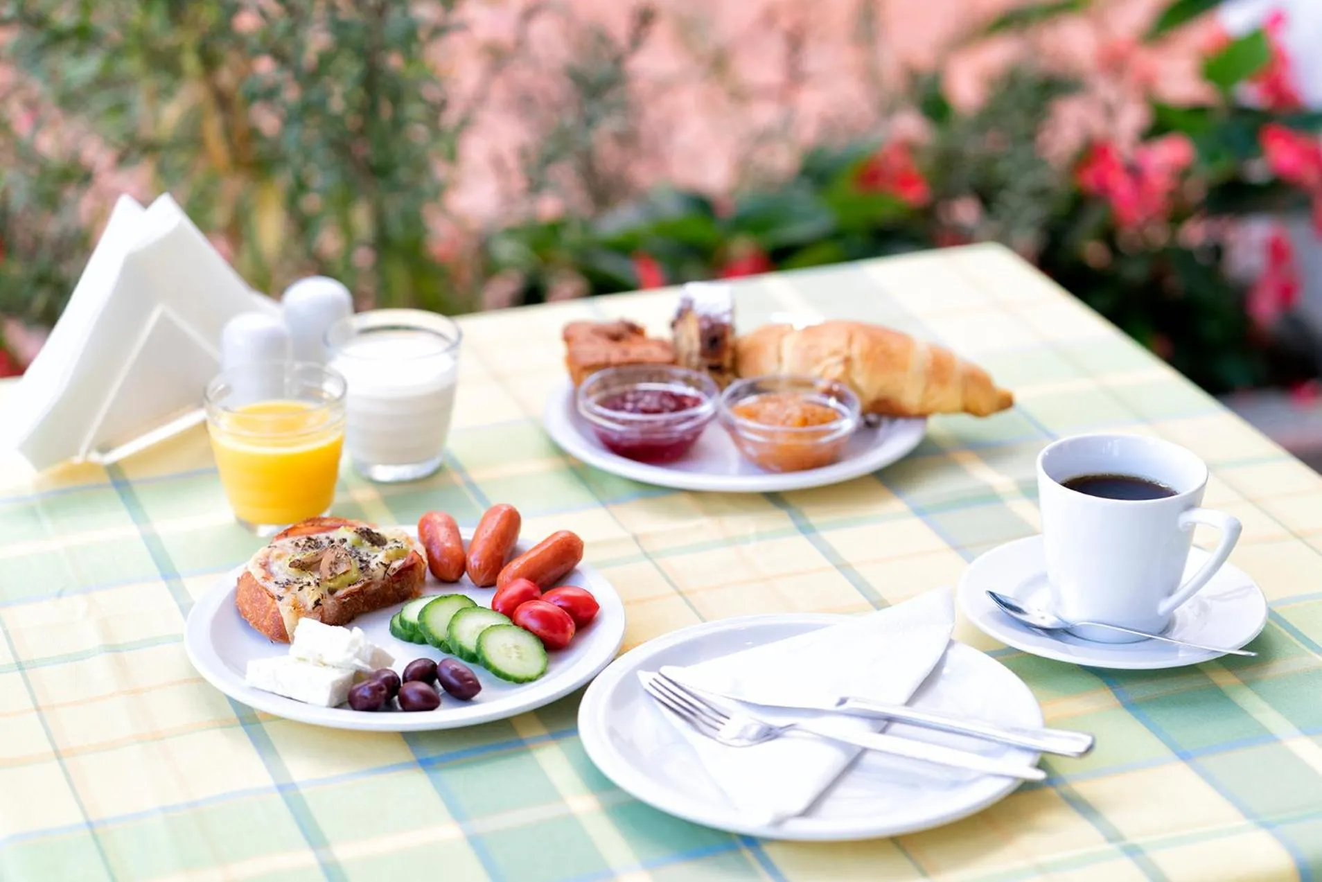 Food and drinks in Elia Apartments