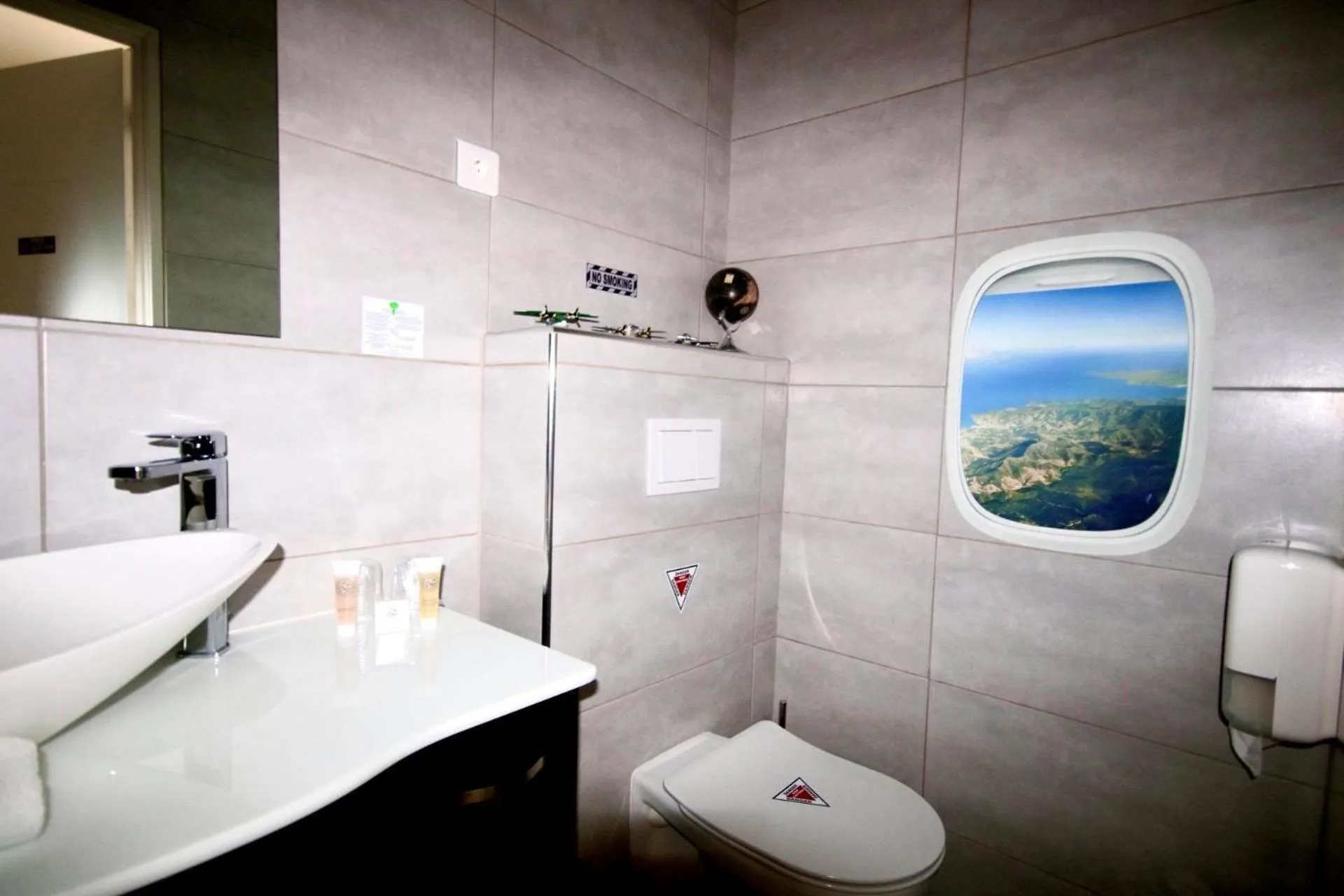 Bathroom in The Originals Boutique, Hôtel Lakeside, Biscarrosse , Lac