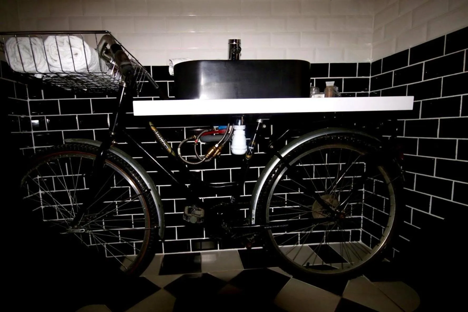 Bathroom in The Originals Boutique, Hôtel Lakeside, Biscarrosse , Lac