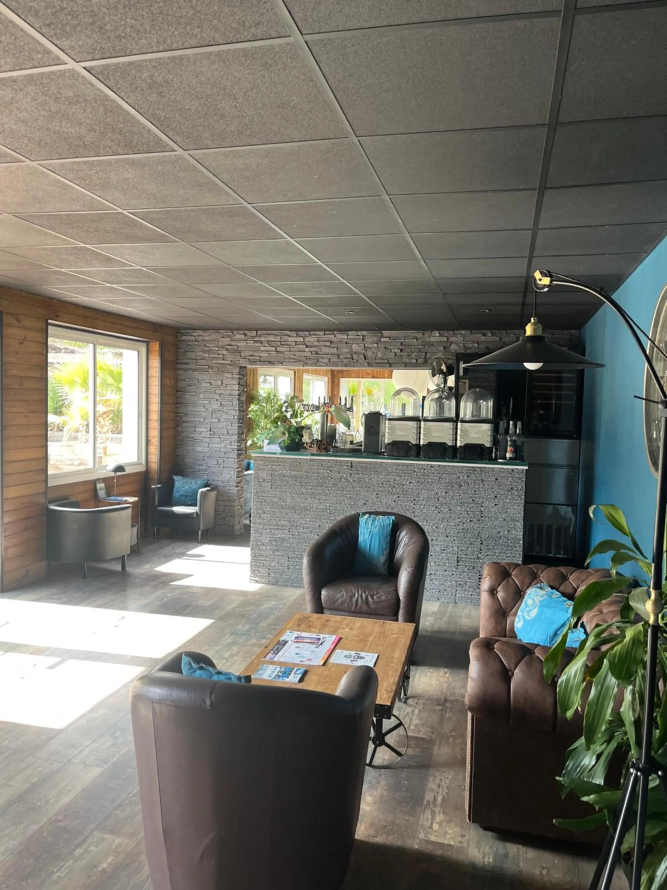 Lounge or bar in The Originals Boutique, Hôtel Lakeside, Biscarrosse , Lac