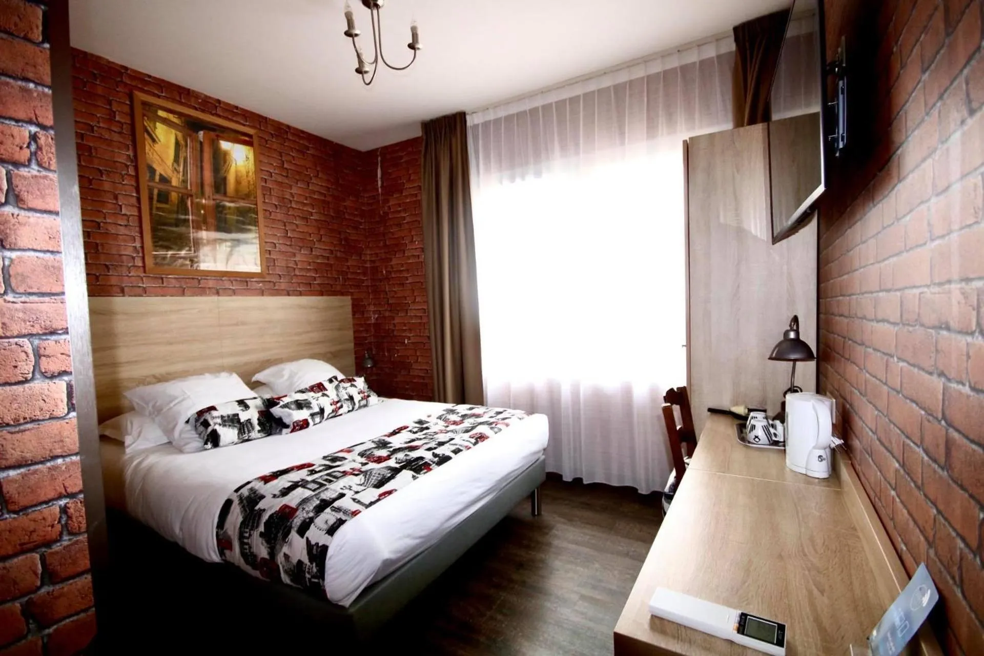 Bedroom, Bed in The Originals Boutique, Hôtel Lakeside, Biscarrosse , Lac