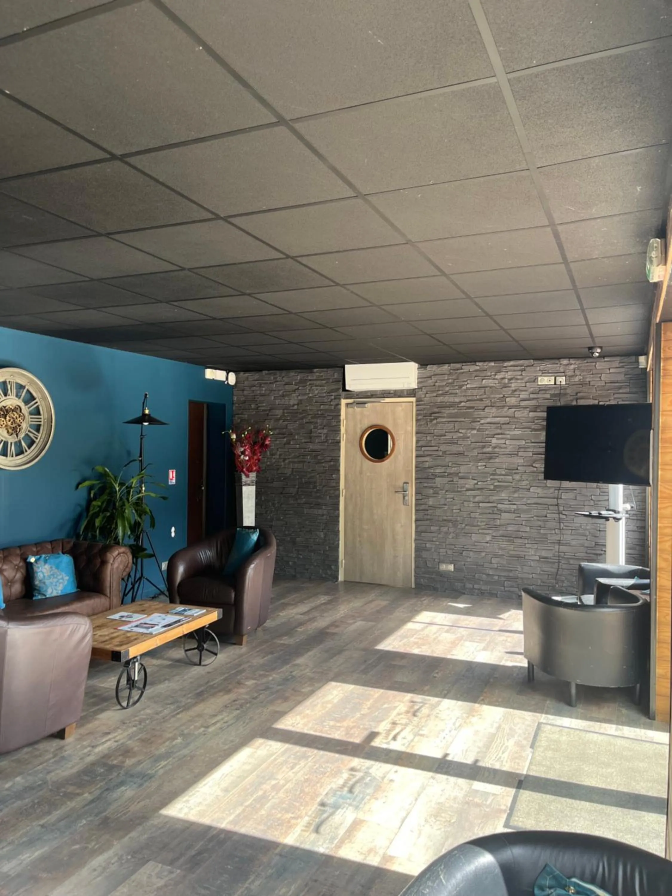 Lounge or bar in The Originals Boutique, Hôtel Lakeside, Biscarrosse , Lac