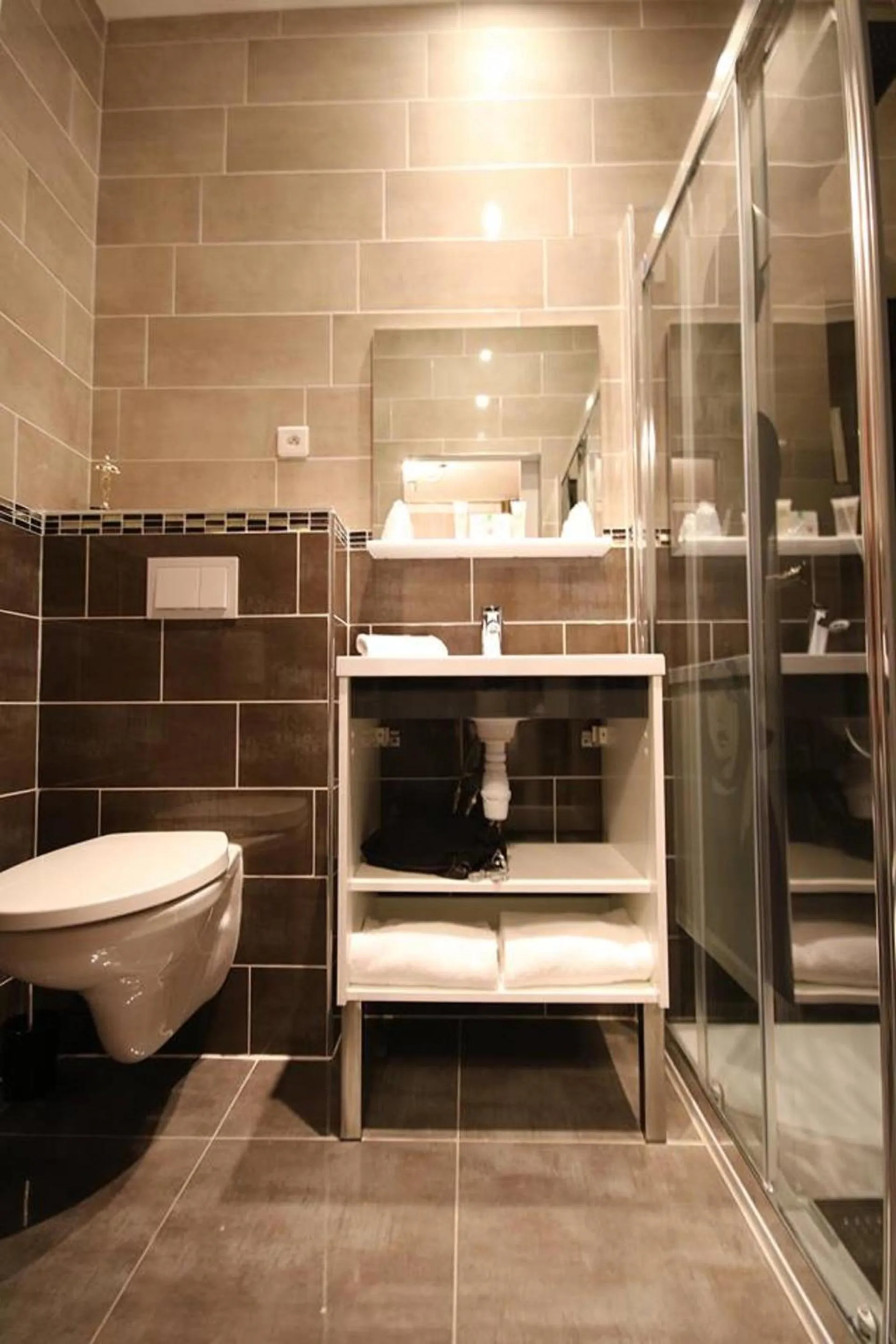 Bathroom in The Originals Boutique, Hôtel Lakeside, Biscarrosse , Lac