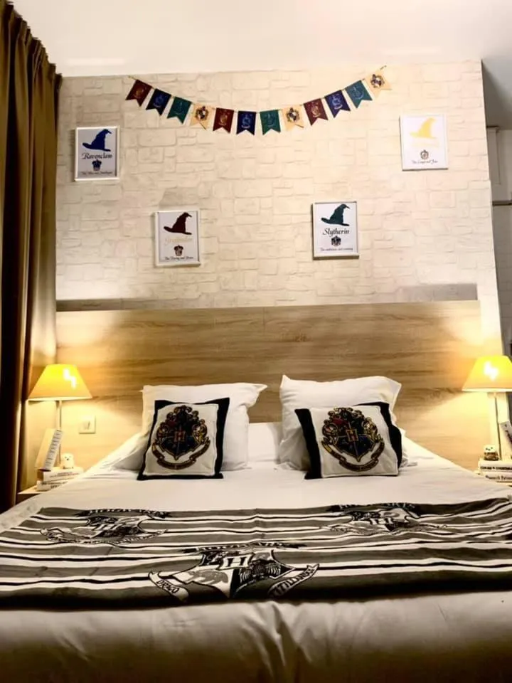 Bed in The Originals Boutique, Hôtel Lakeside, Biscarrosse , Lac