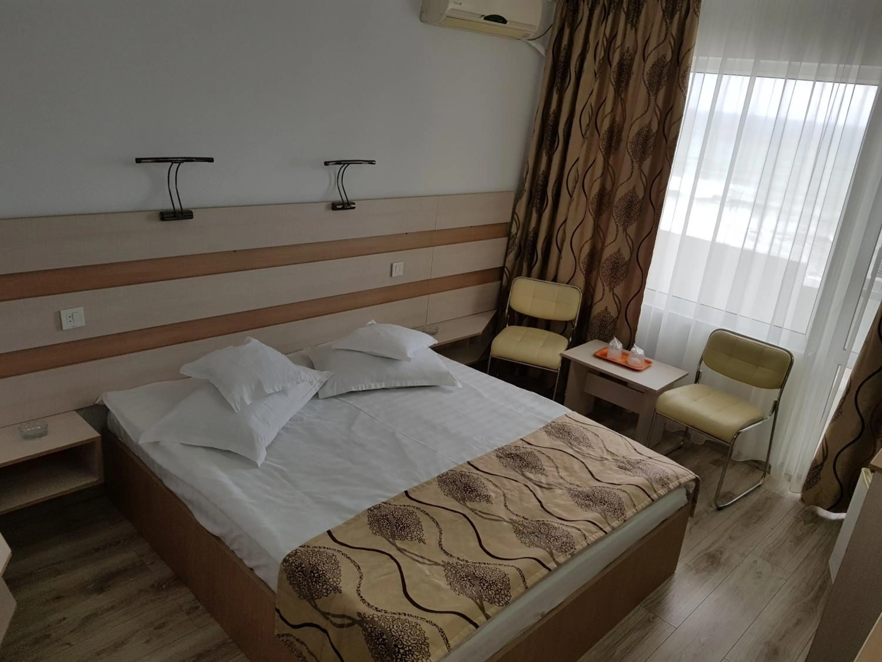 Photo of the whole room, Bed in Hotel Capitol