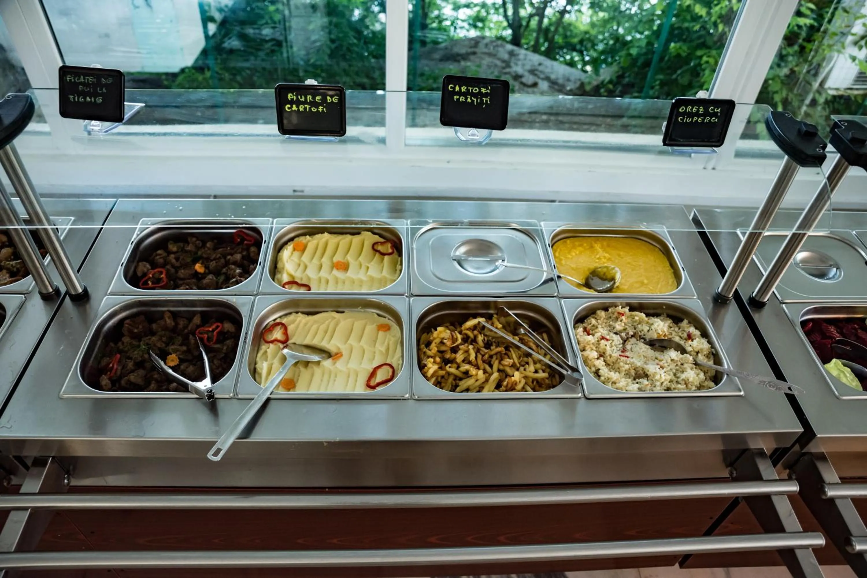 Restaurant/places to eat in Hotel Capitol