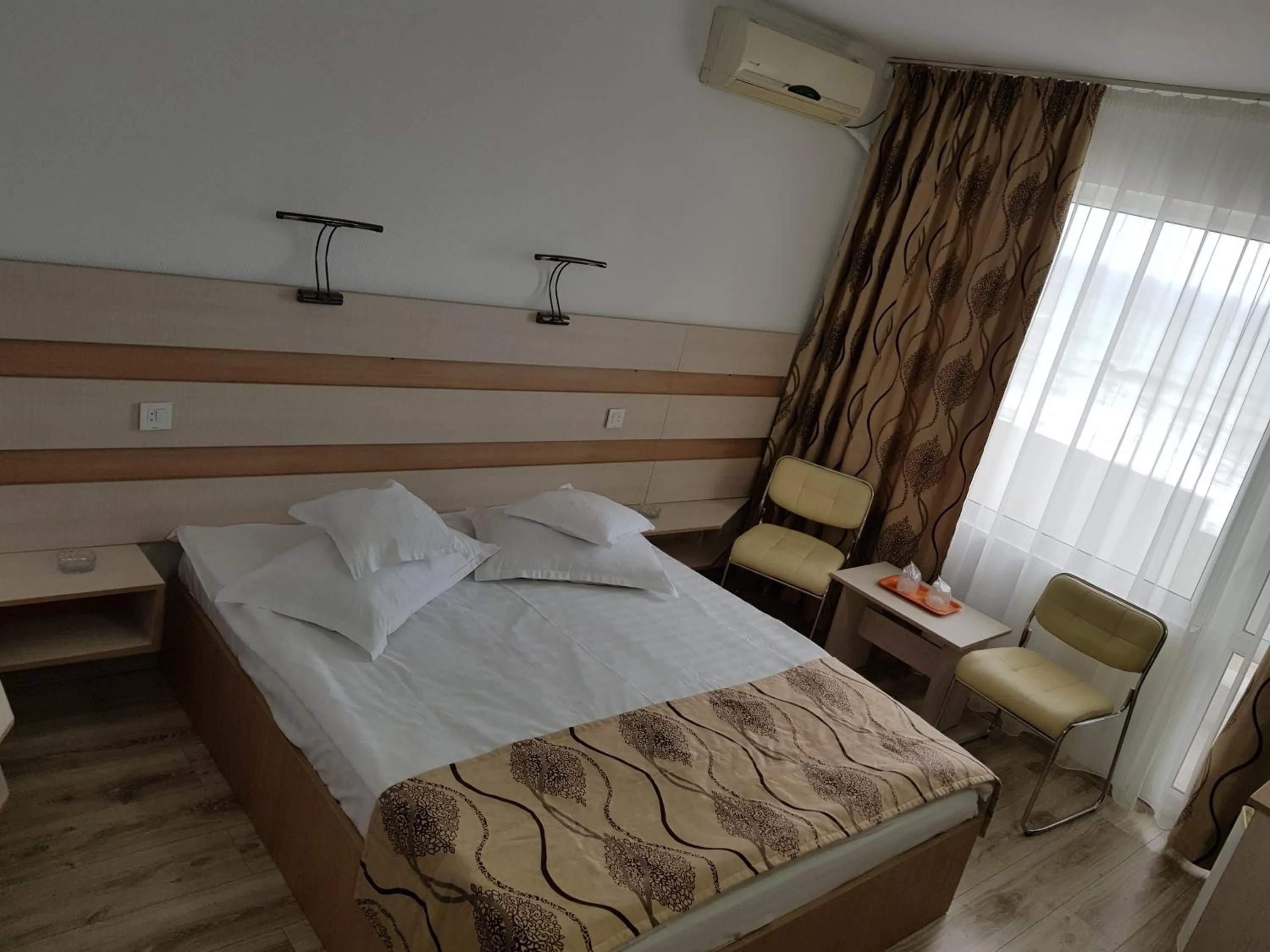 Photo of the whole room, Bed in Hotel Capitol