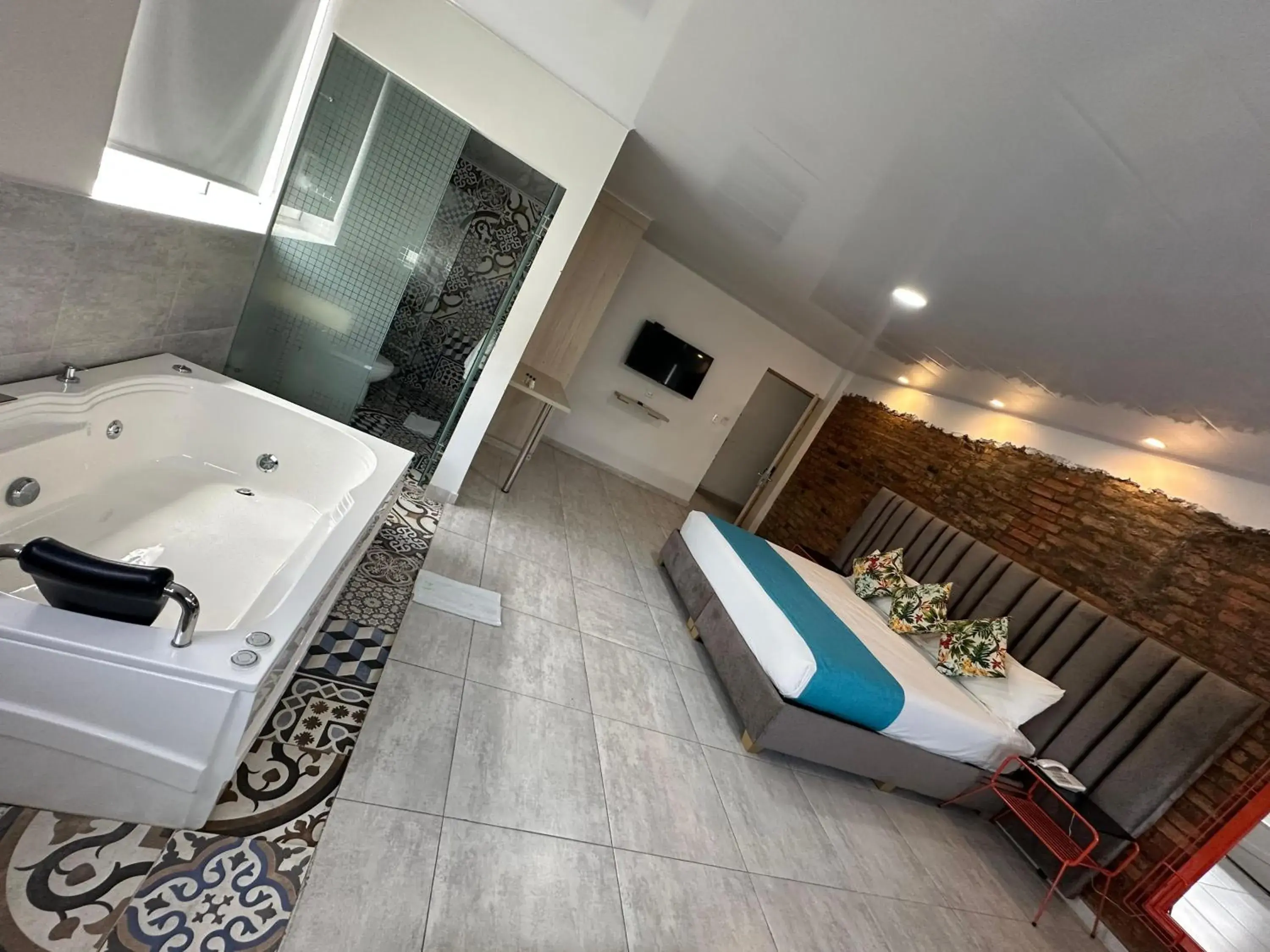 Suite with Hot Tub in Hotel Millenium Victoria Plaza Suite with Hot Tub in Hotel Millenium Victoria Plaza