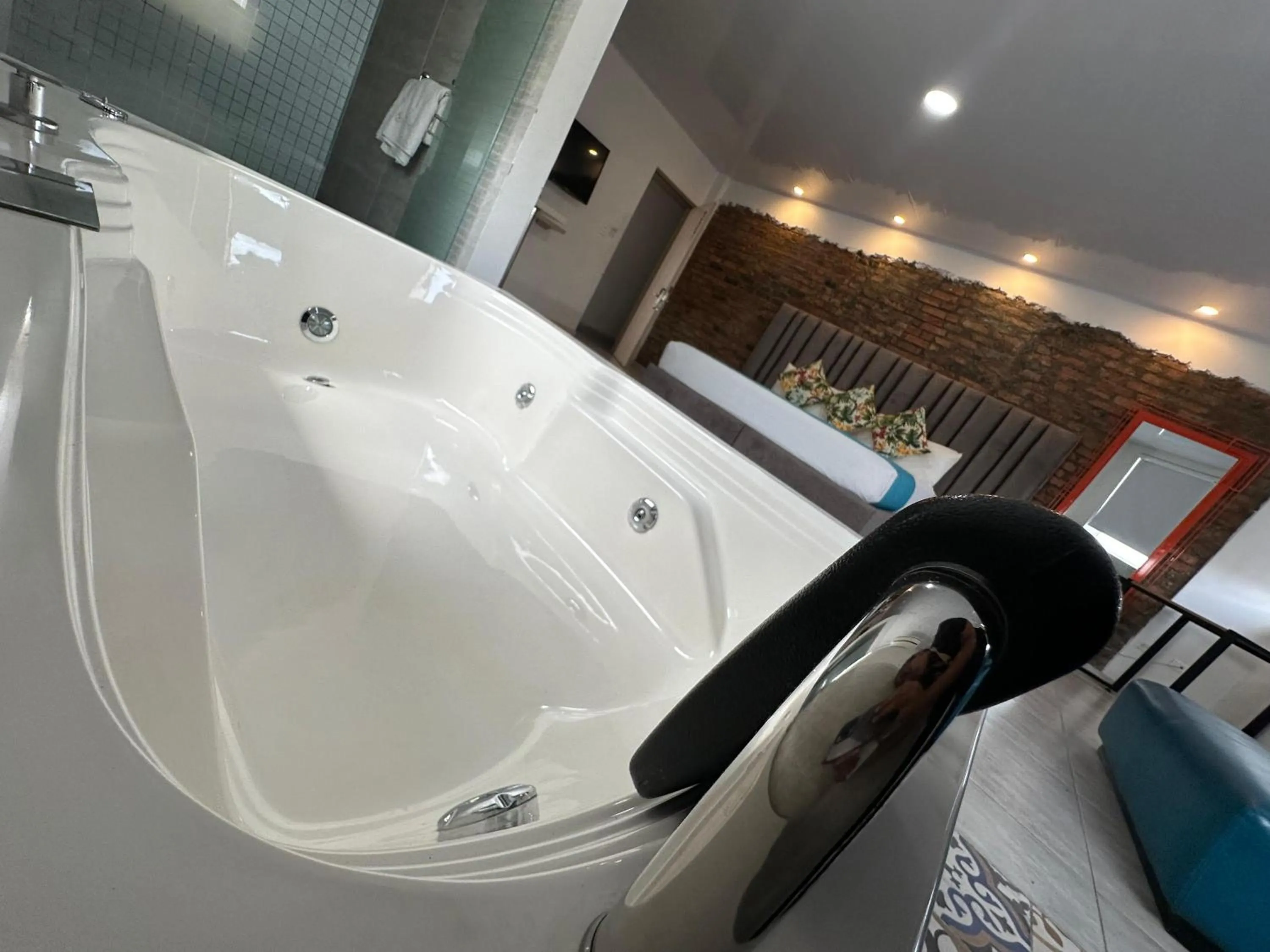 Hot Tub in Hotel Millenium Victoria Plaza