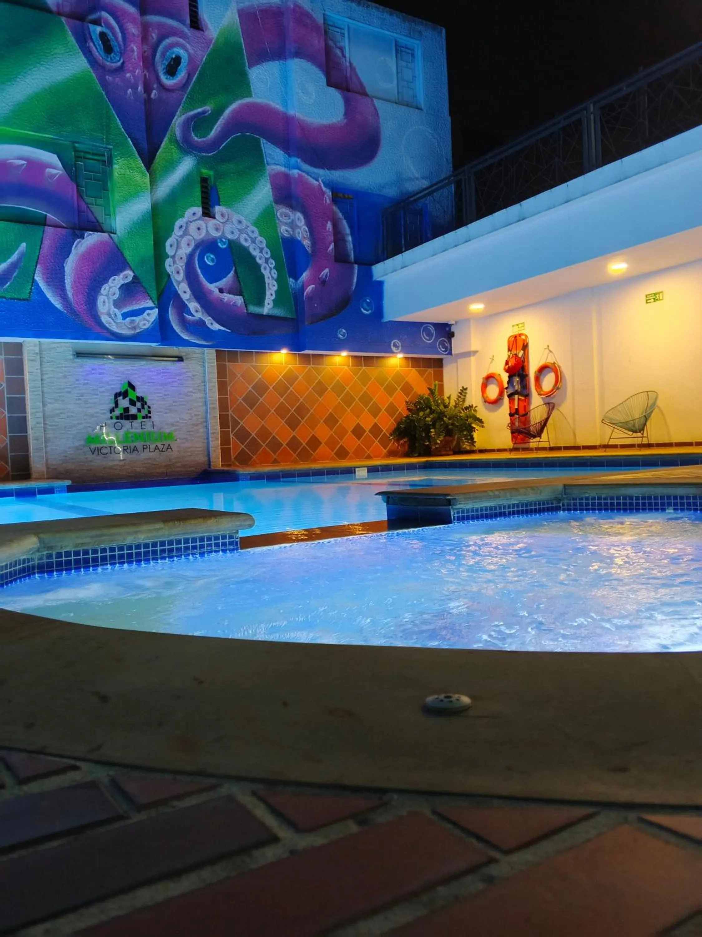 Swimming pool in Hotel Millenium Victoria Plaza