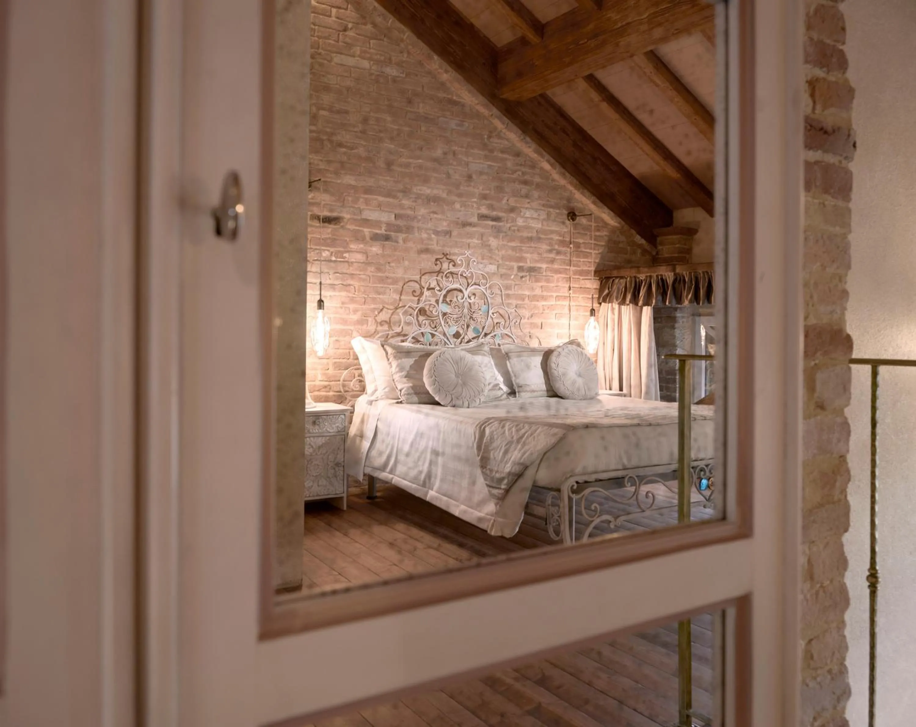 Bed in Tenuta Montemagno Relais & Wines