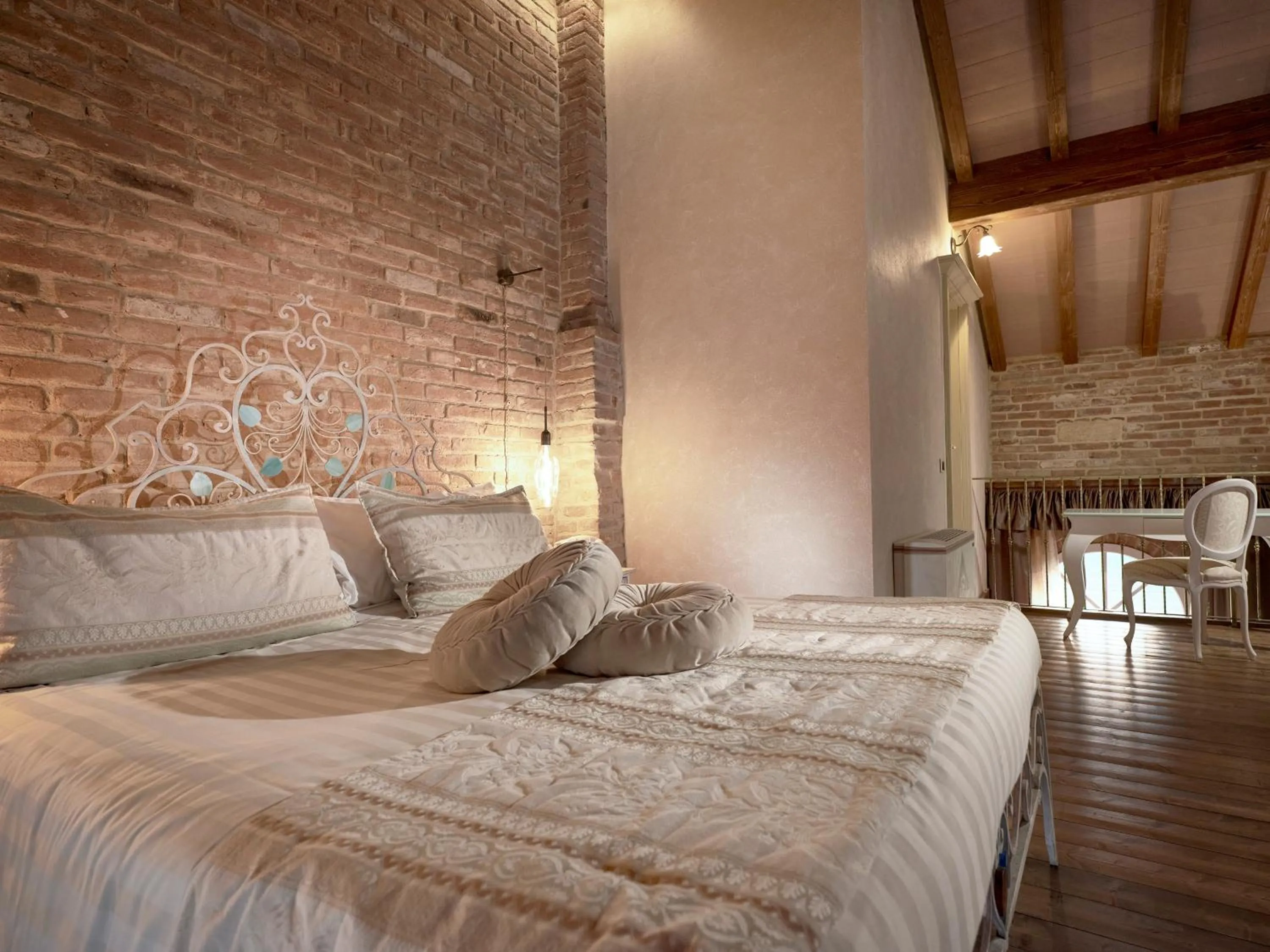 Bed in Tenuta Montemagno Relais & Wines