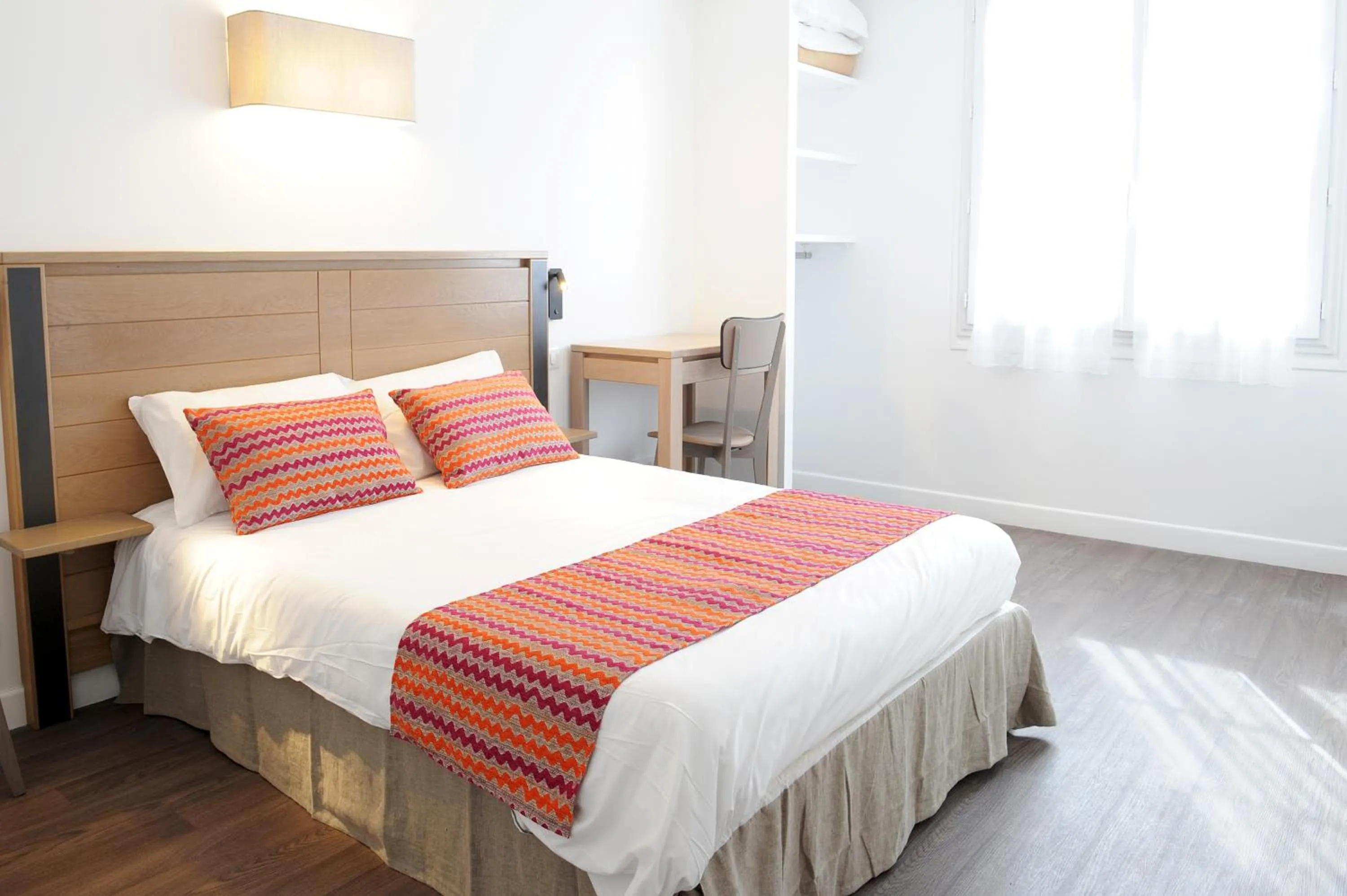 Photo of the whole room in Manexenea