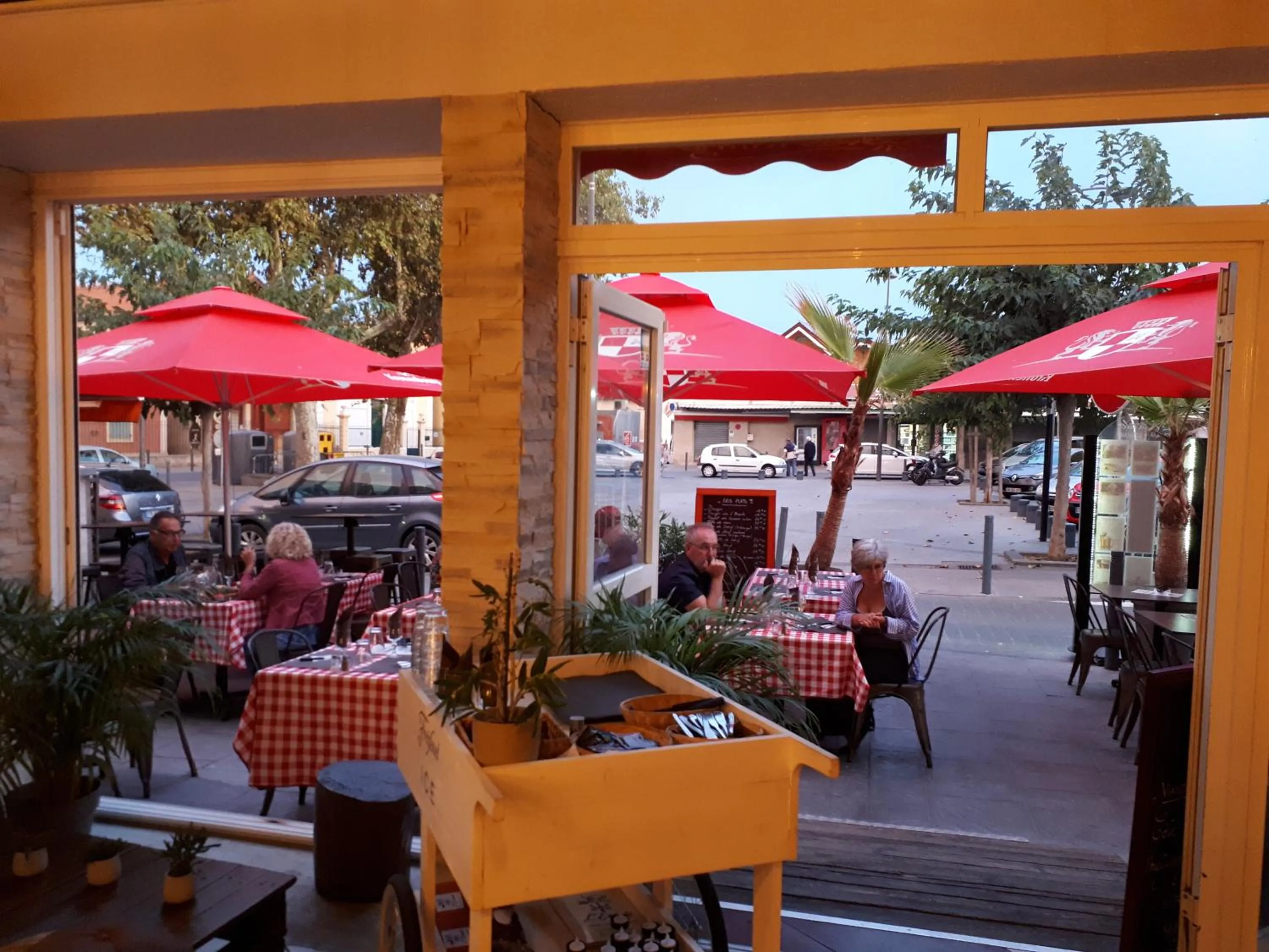 Patio in Hotel Restaurant L'Escale