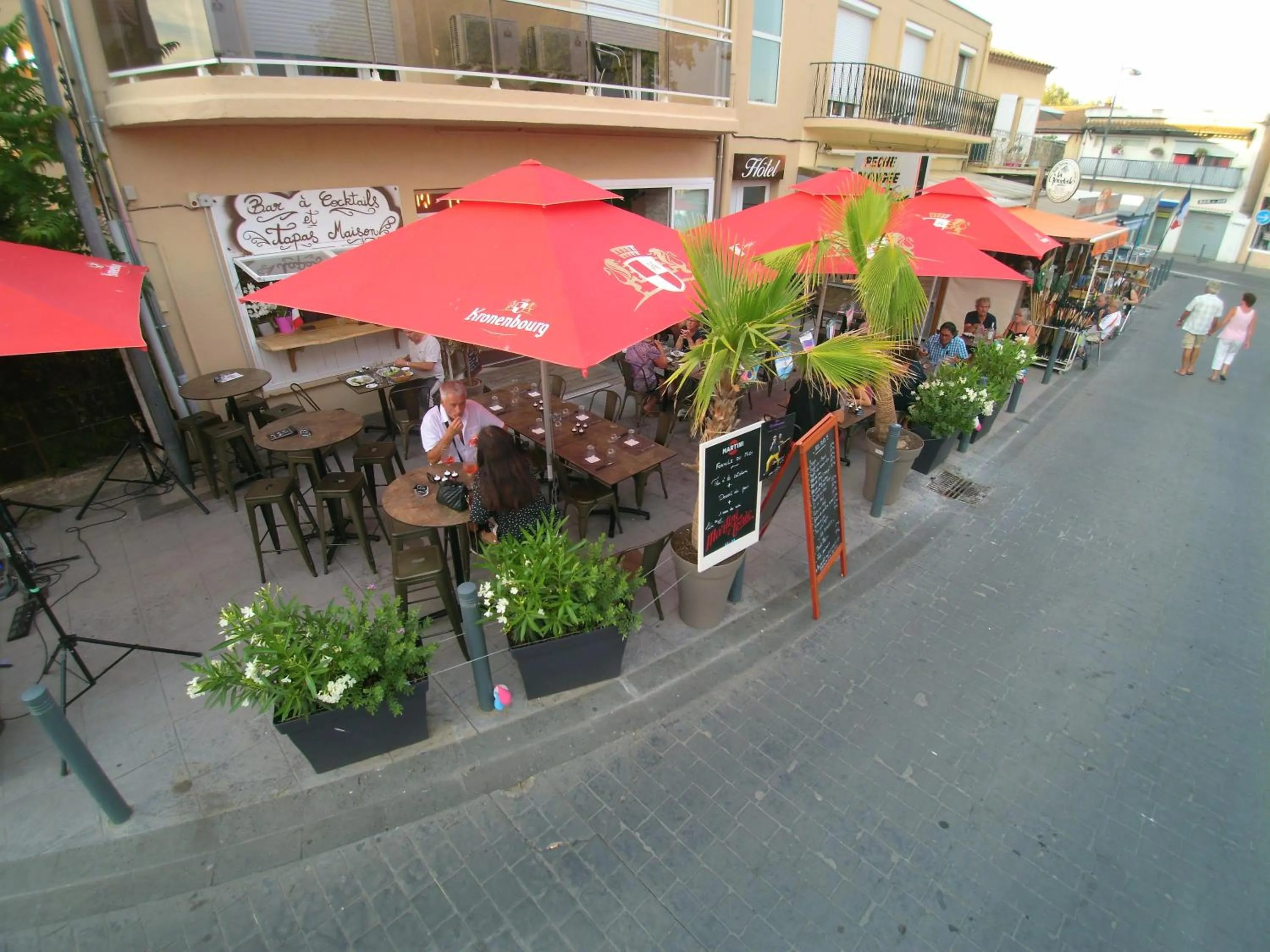 Patio in Hotel Restaurant L'Escale