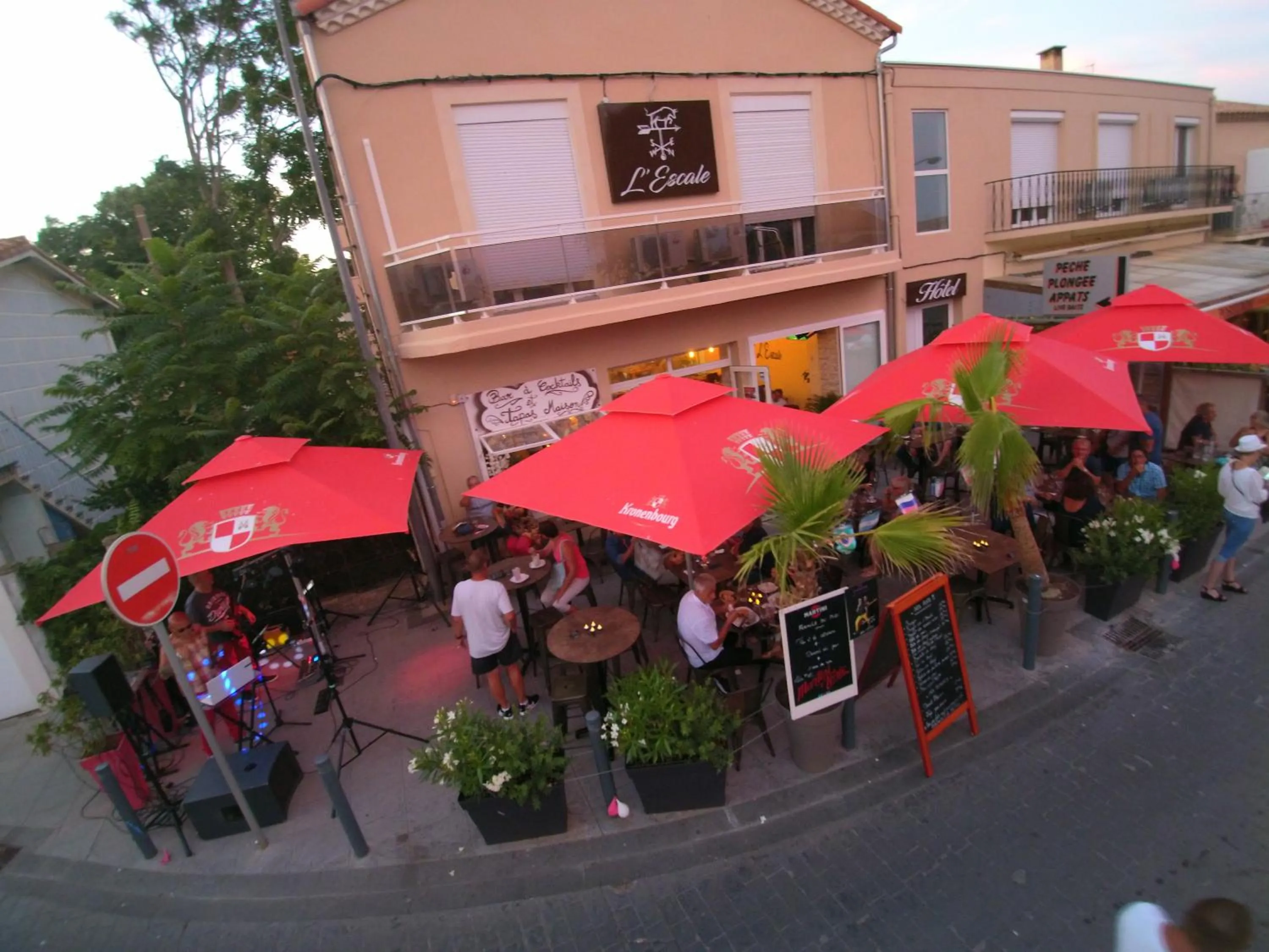 Patio in Hotel Restaurant L'Escale
