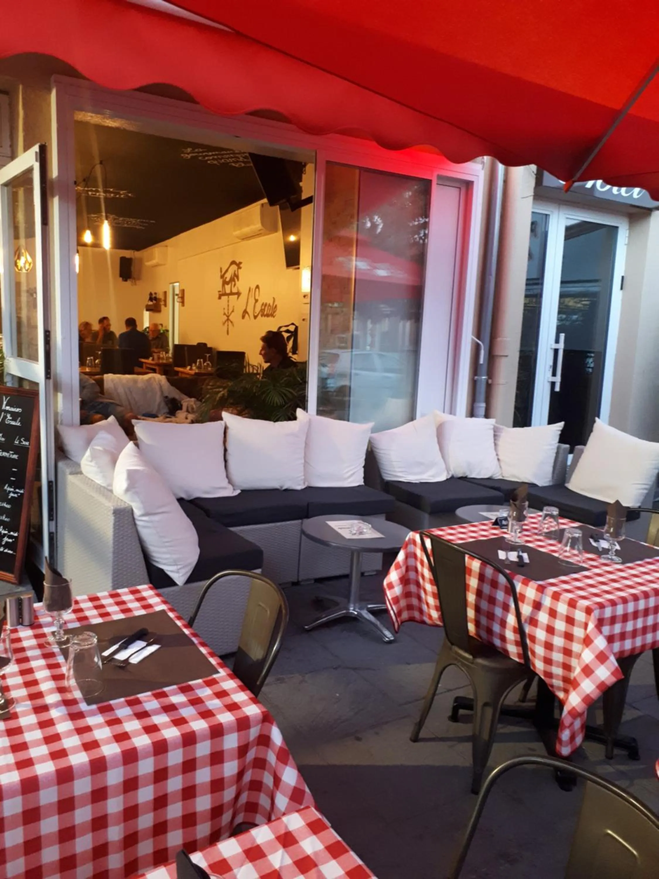 Patio in Hotel Restaurant L'Escale
