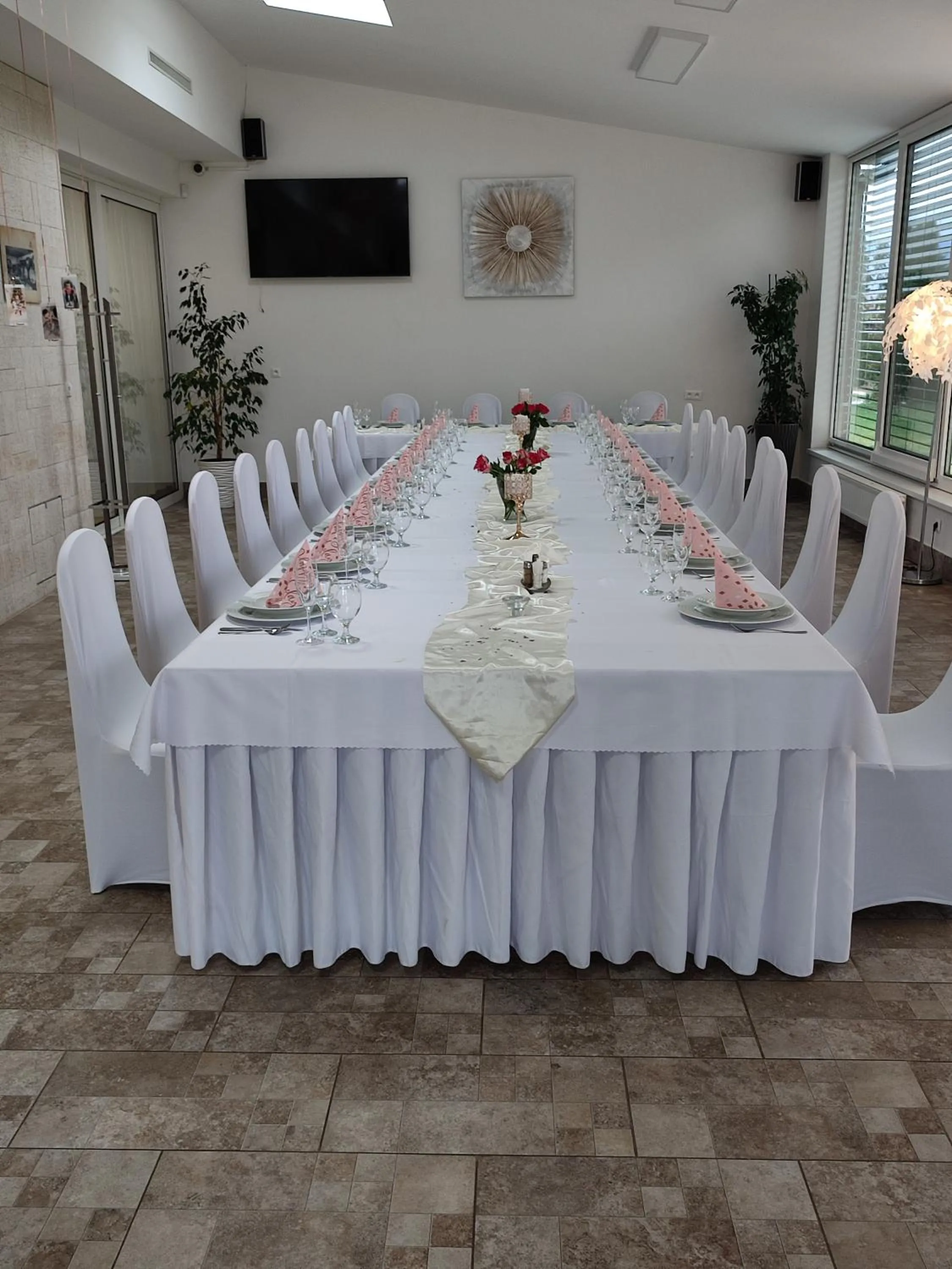 Restaurant/places to eat in Penzion Adriana