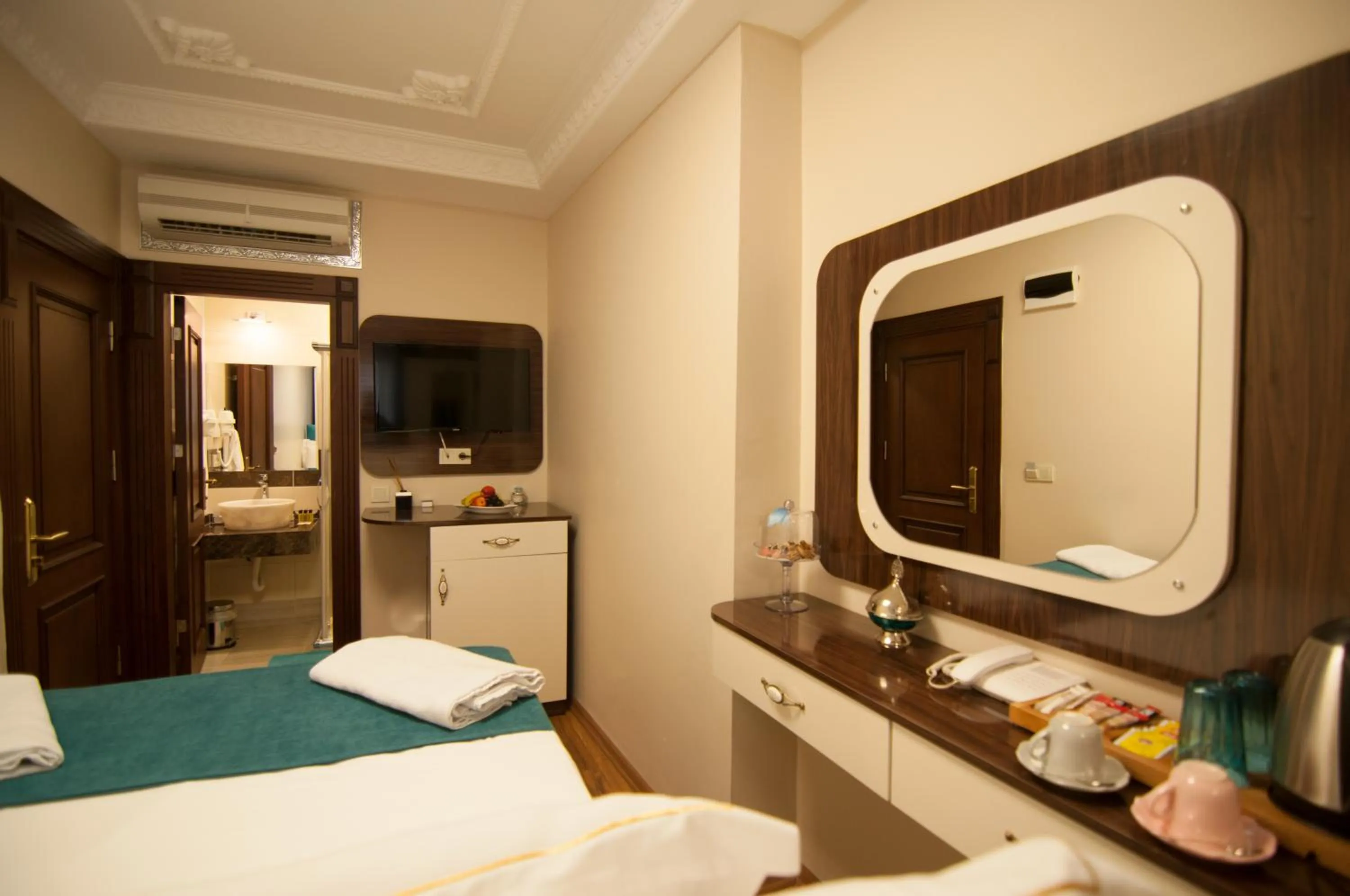 Bathroom, Bed in Akbiyik Suite Boutique Hotel