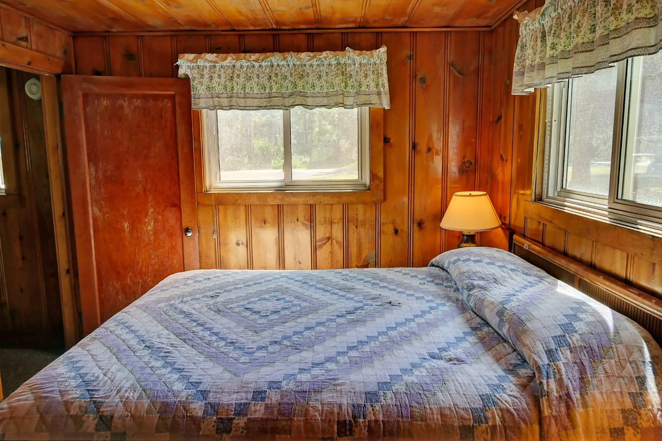 Bedroom, Bed in Idle A While Cabins