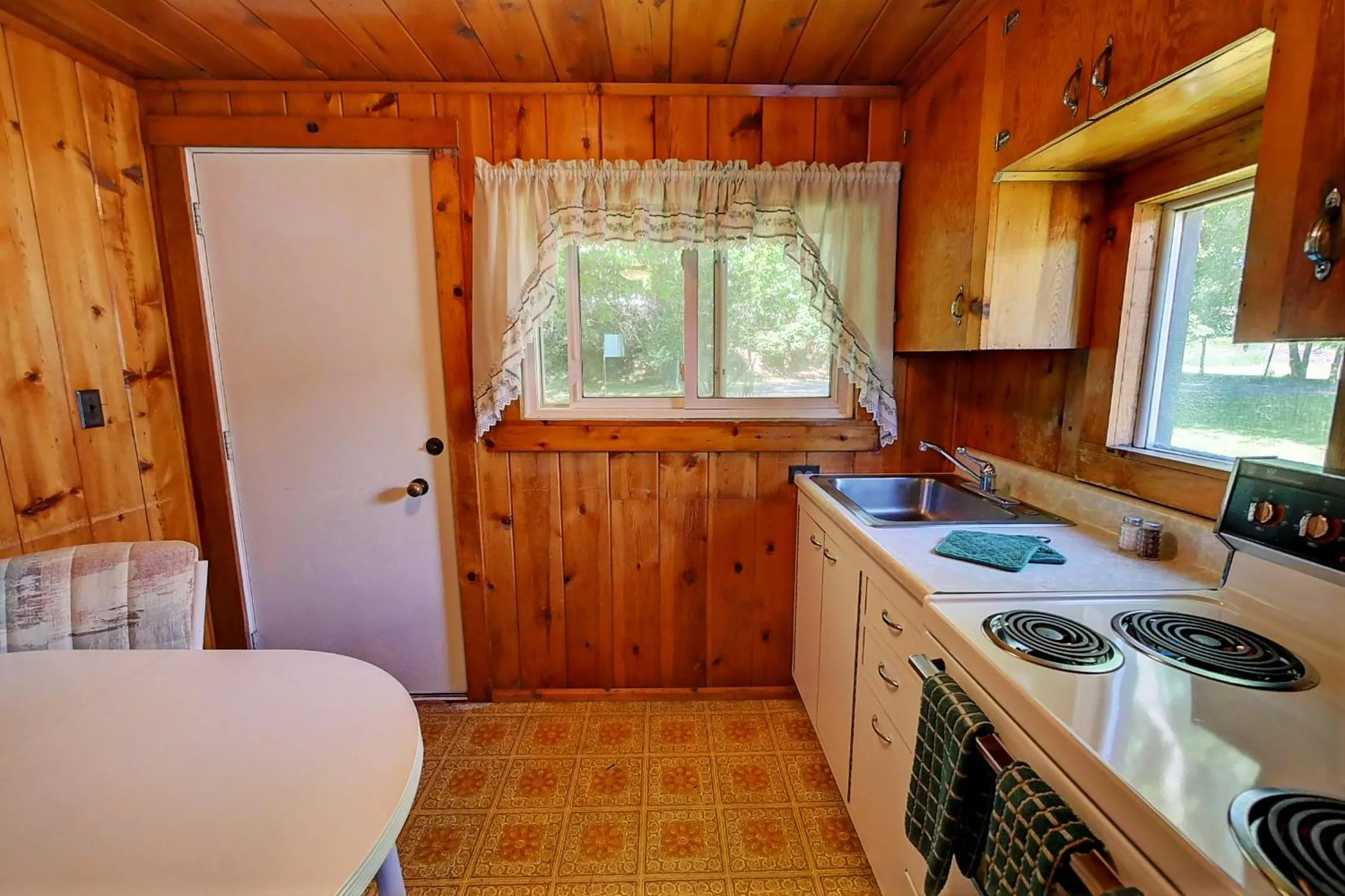 Kitchen or kitchenette in Idle A While Cabins