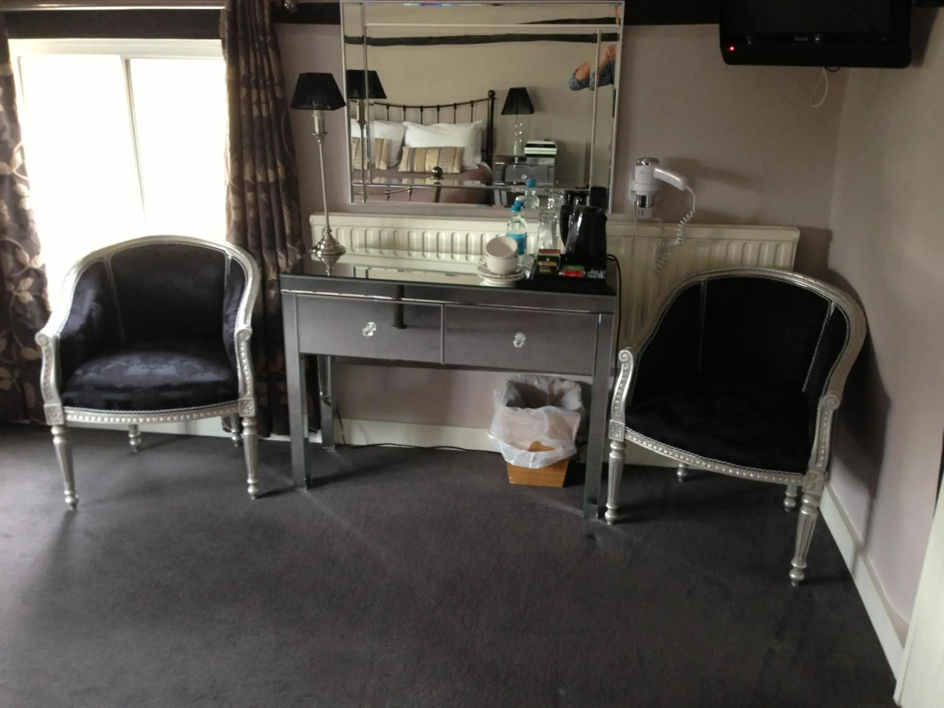 Deluxe Double Room in The Nags Head Hotel Deluxe Double Room in The Nags Head Hotel