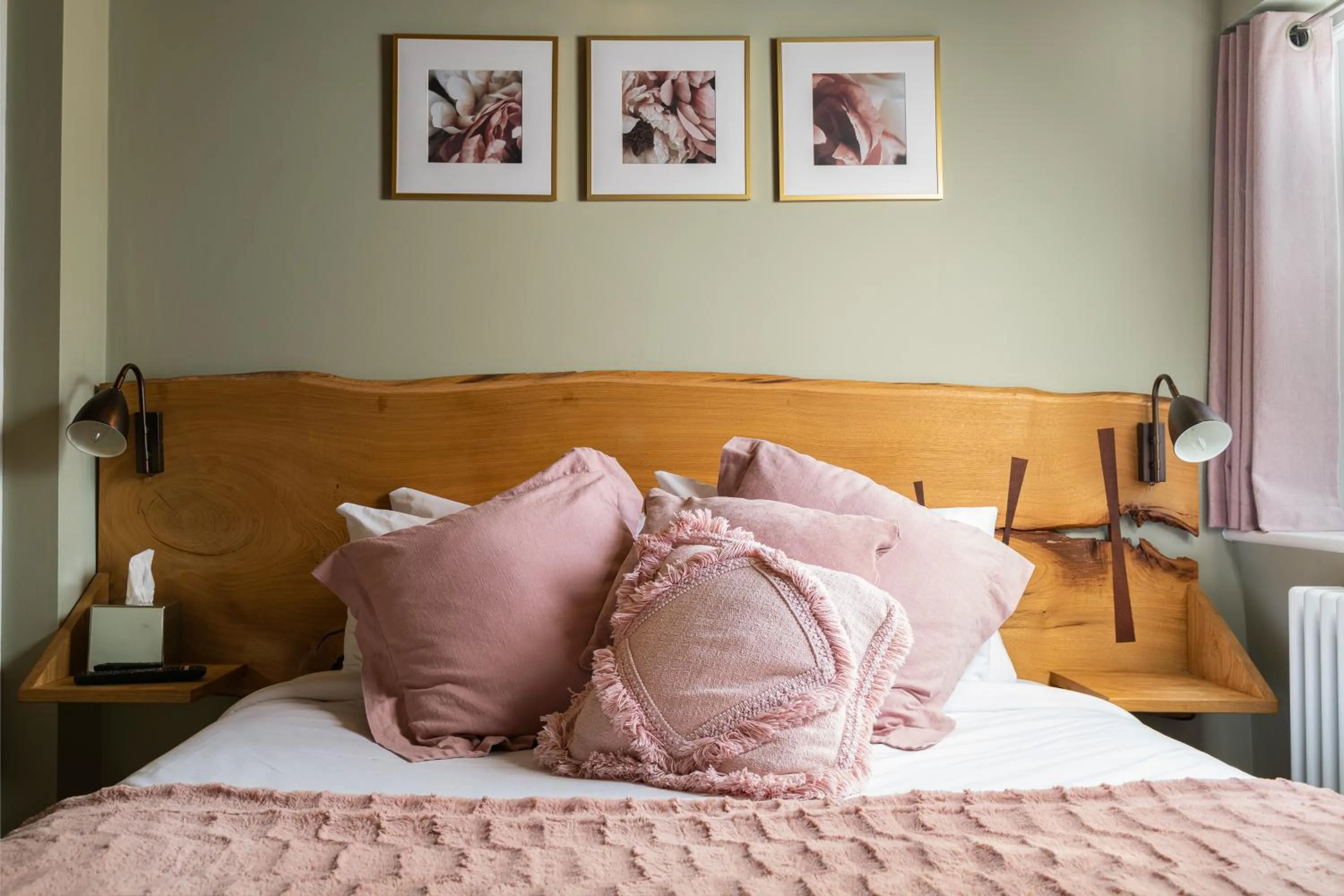 Bed in The Nags Head Hotel