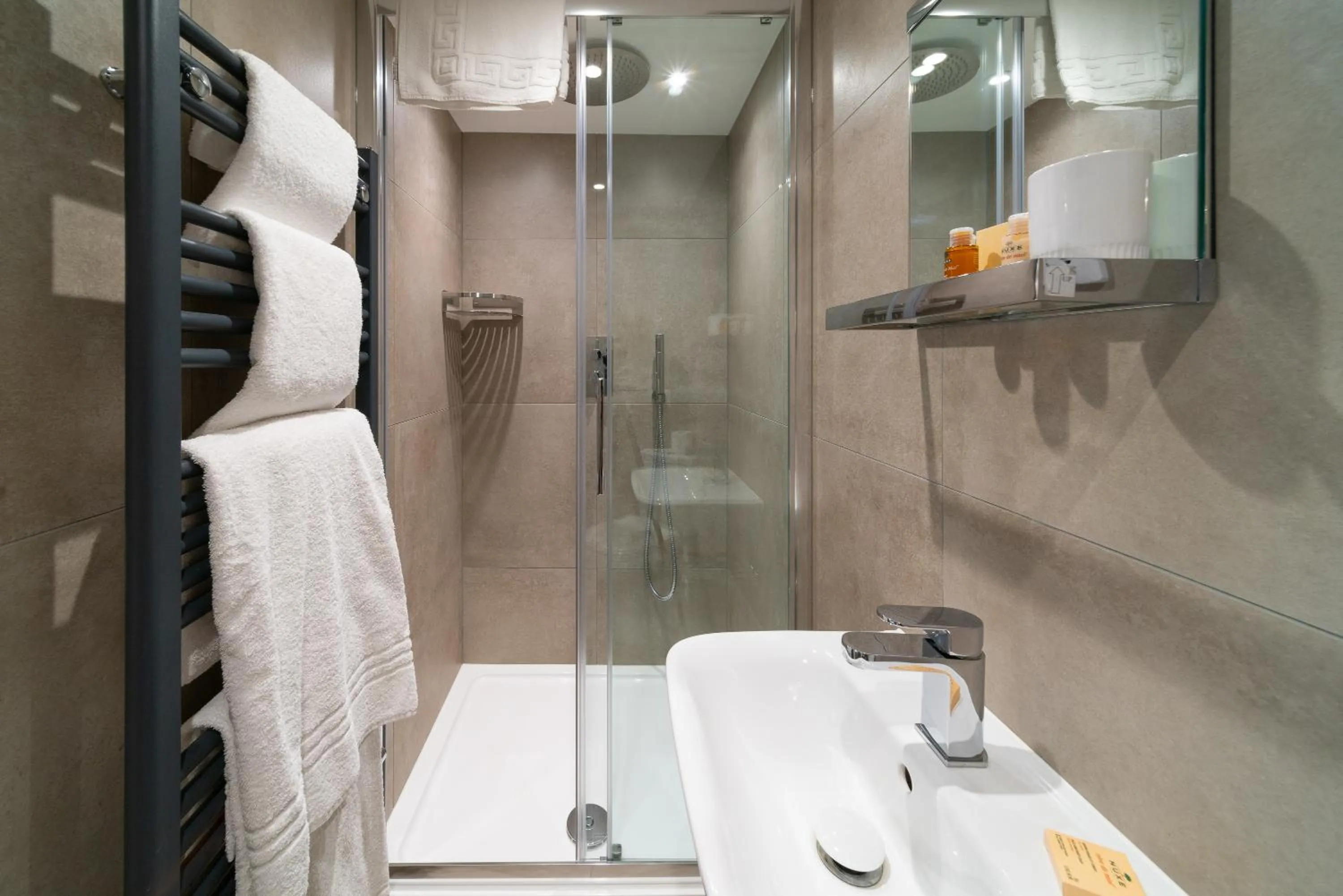 Shower in The Nags Head Hotel