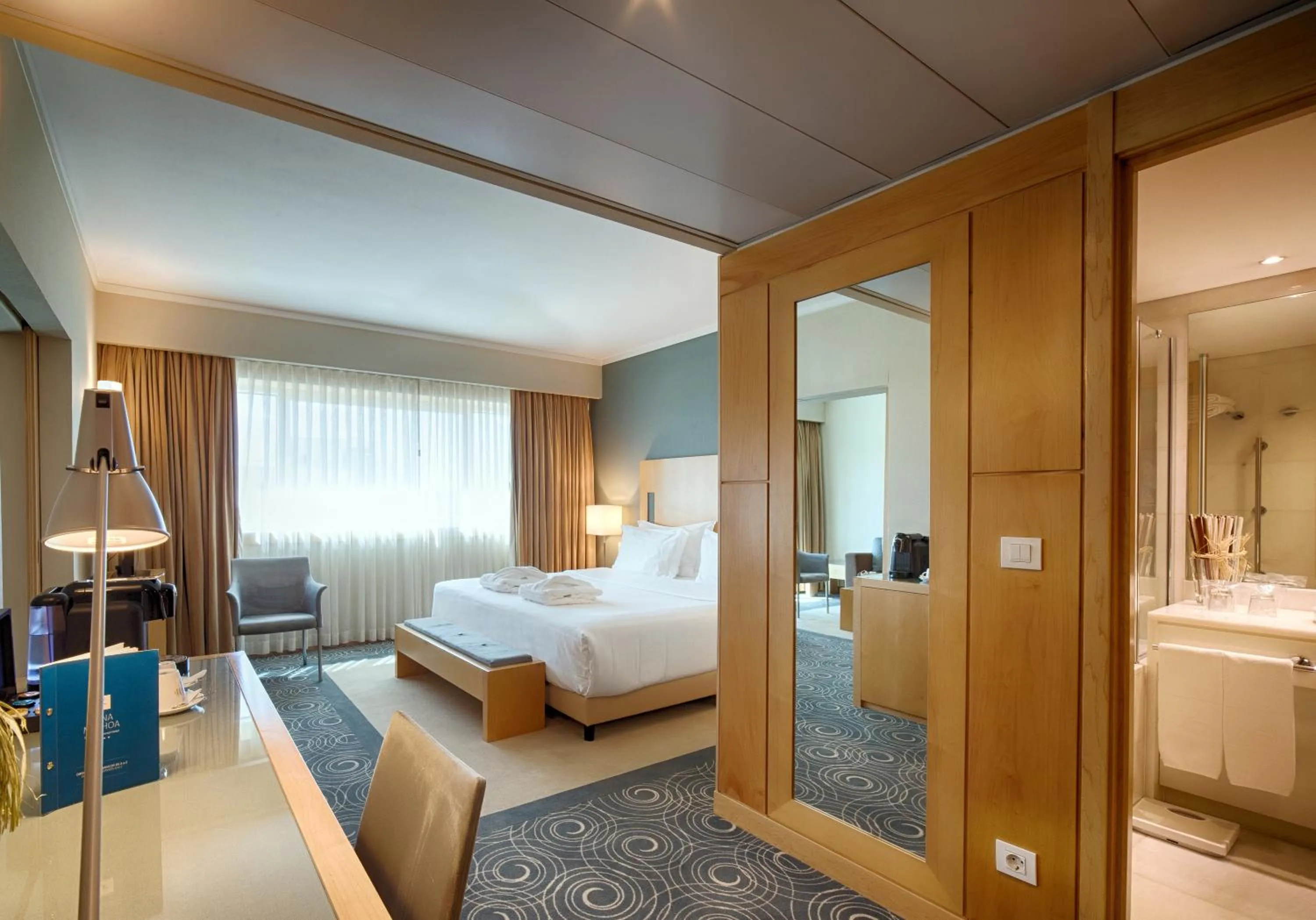 Bedroom, Bed in SANA Malhoa Hotel