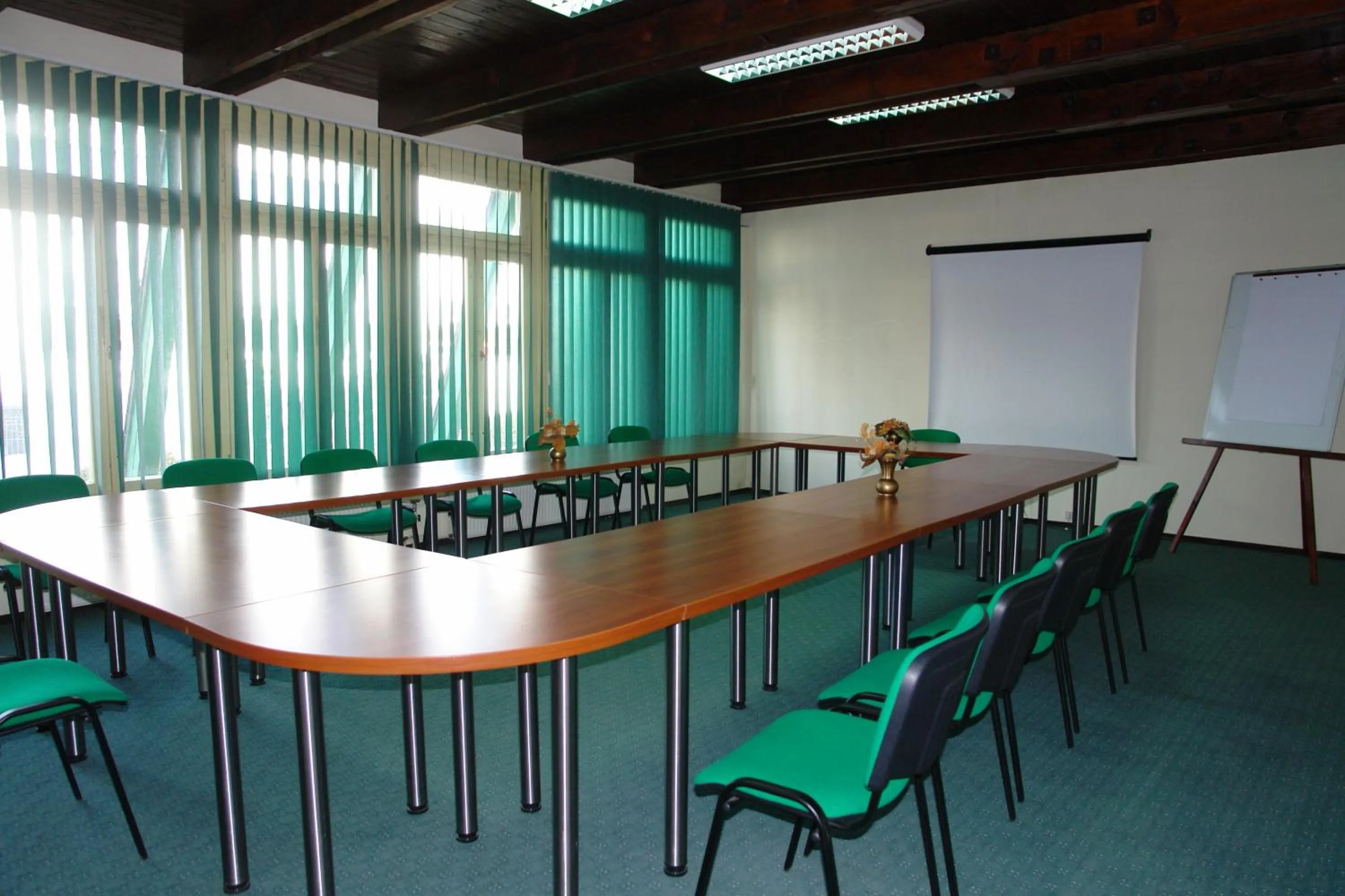 Restaurant/places to eat in Hotel Junior