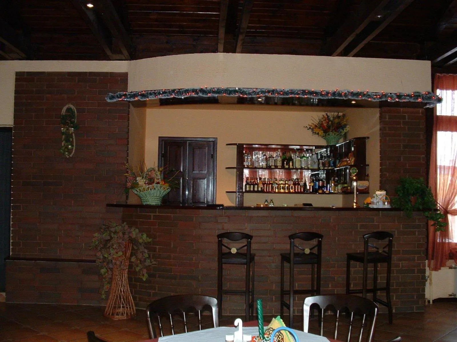 Restaurant/places to eat in Hotel Junior