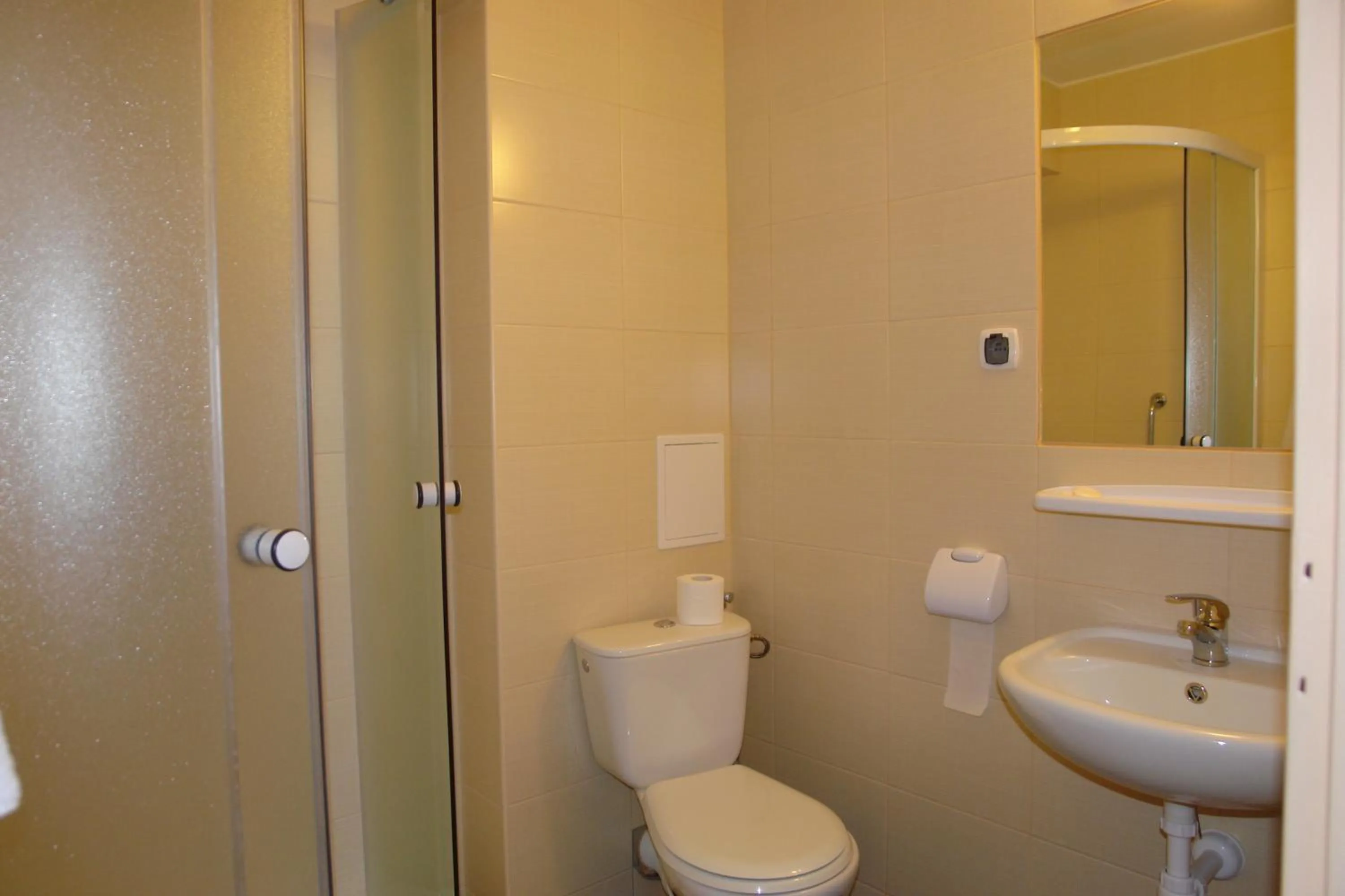 Shower in Hotel Junior