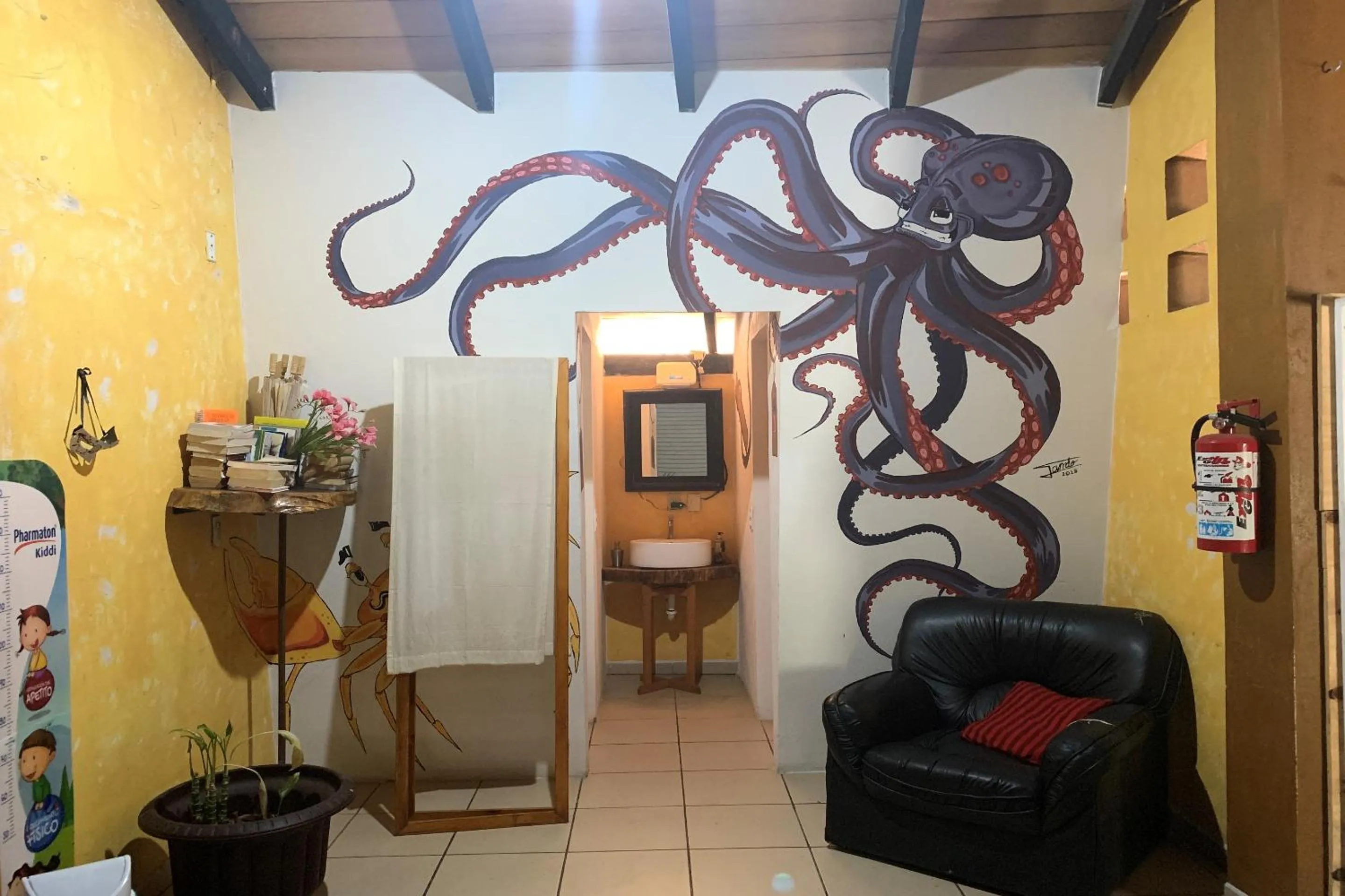 Lobby or reception, Seating Area in OYO Hotel Cannacare