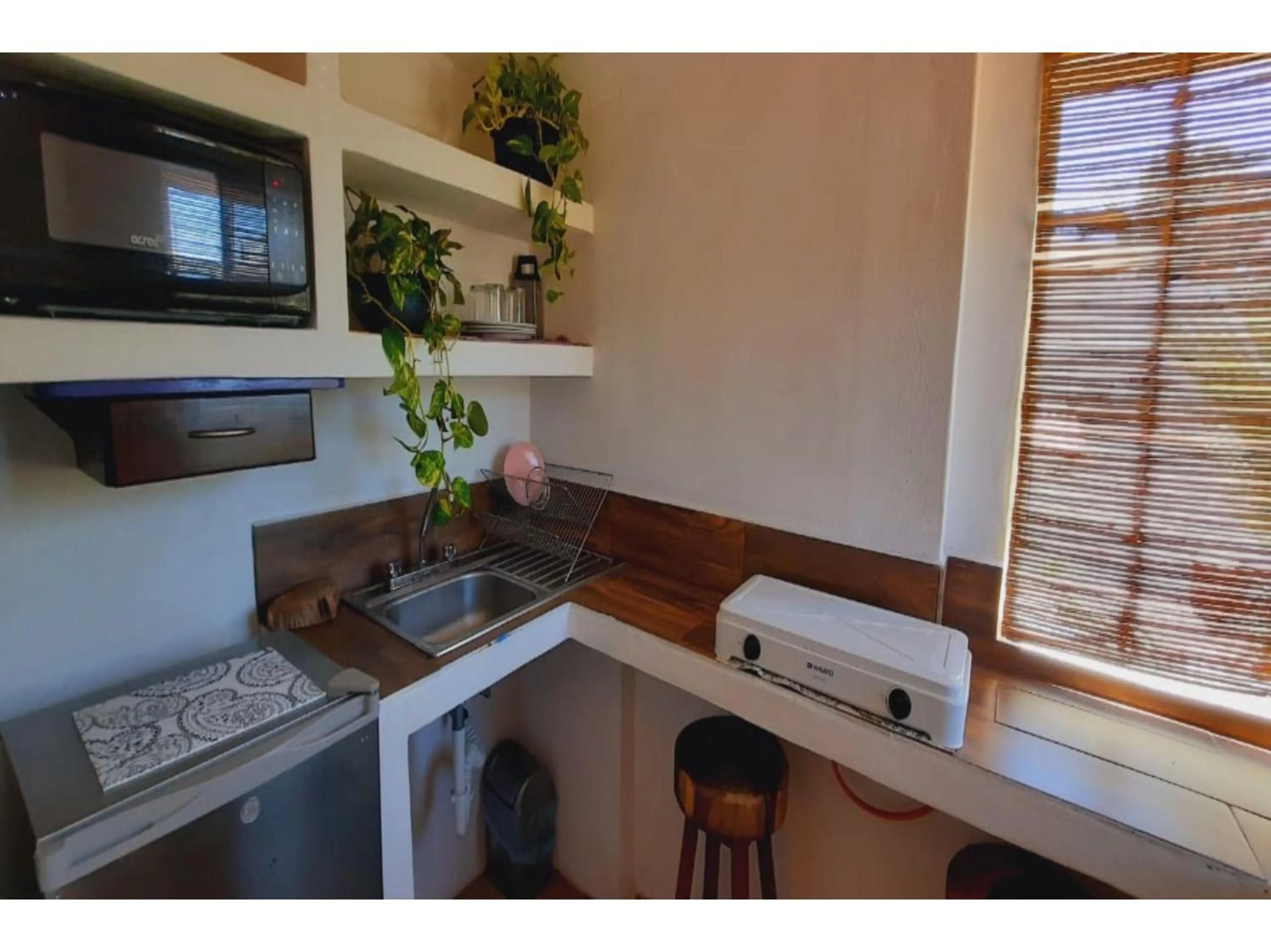 Communal kitchen, Kitchen/Kitchenette in OYO Hotel Cannacare